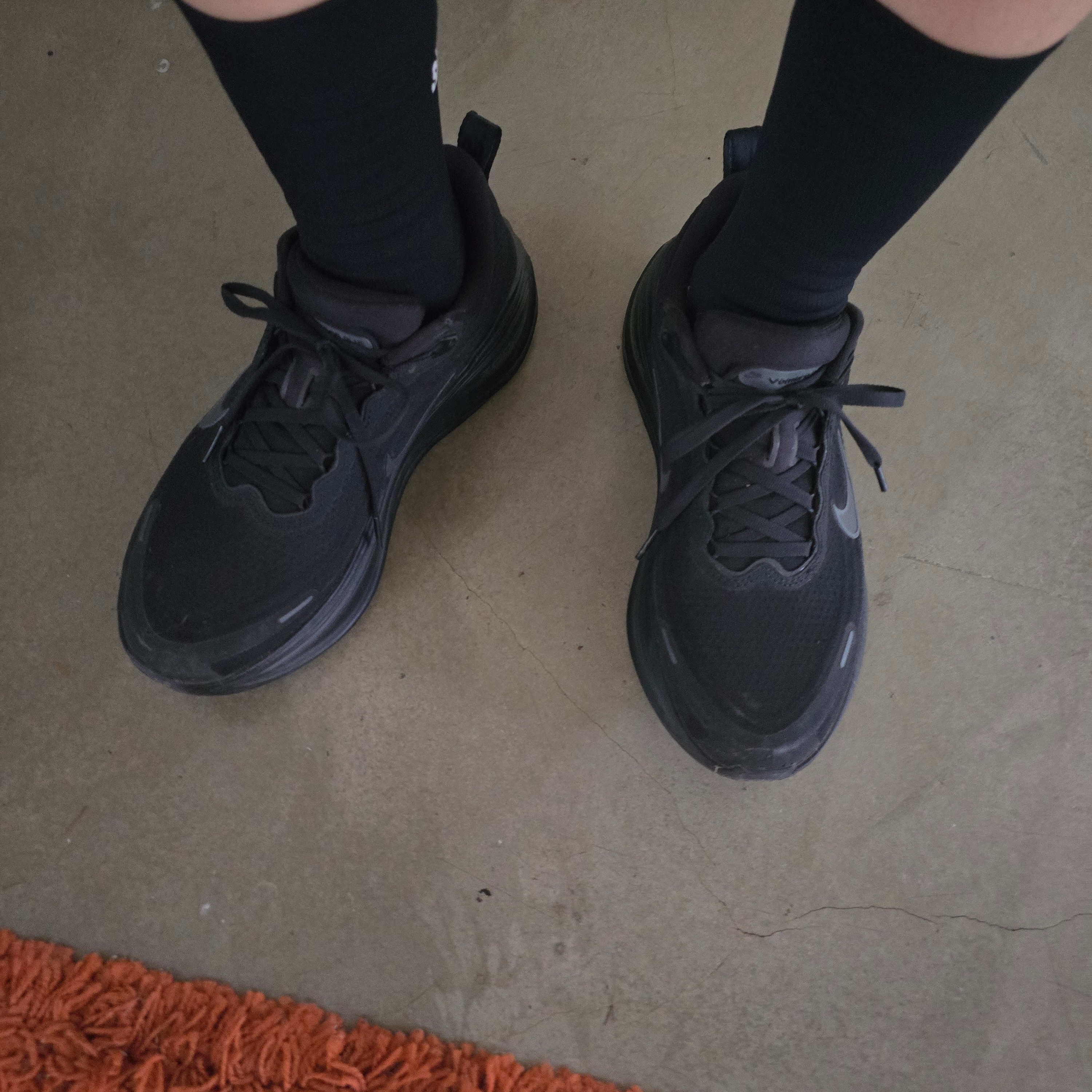 Nike Vomero Plus Black Metallic Dark Grey 착용 스타일