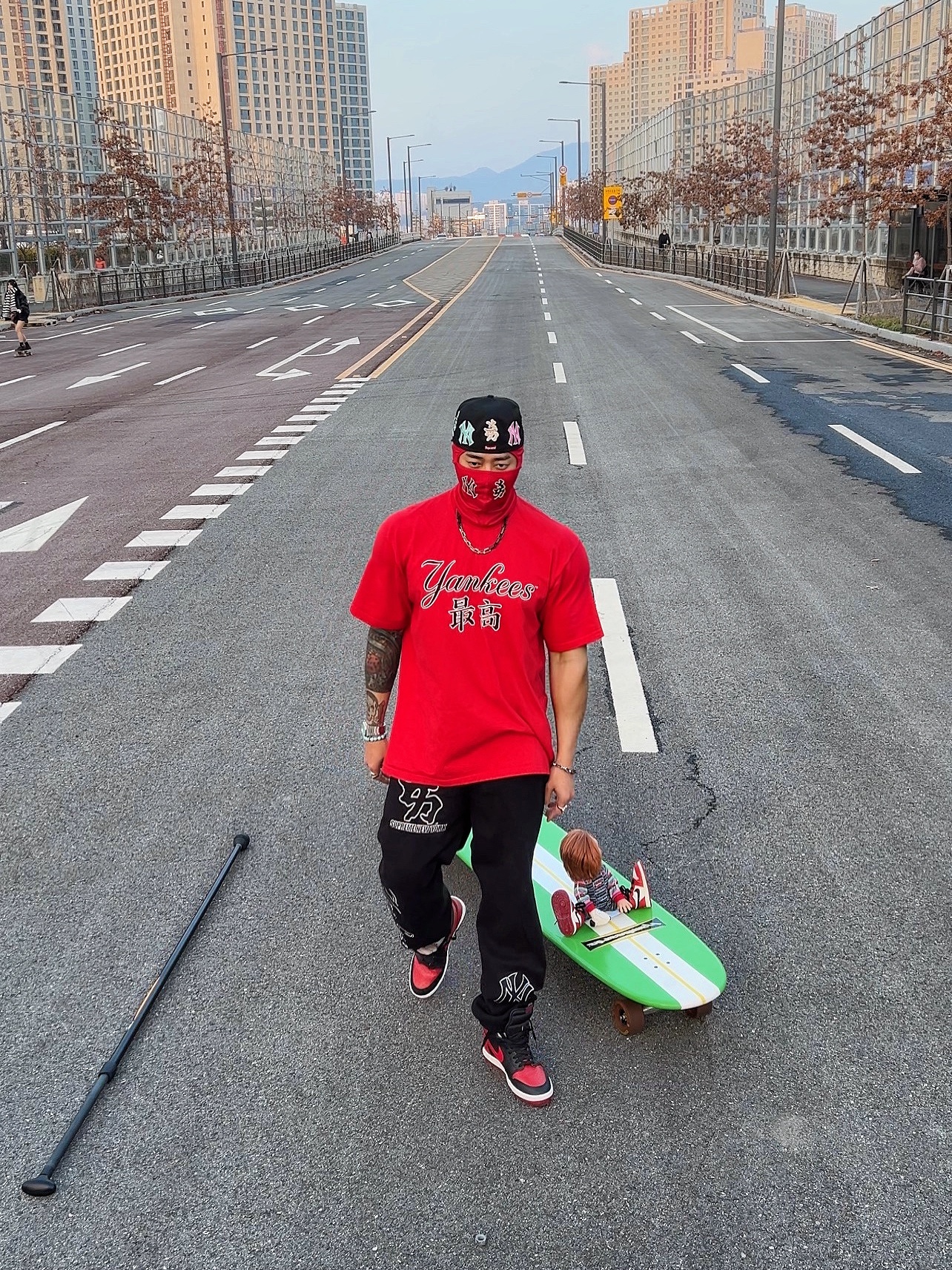 Supreme x New York Yankees Kanji New Era Black - 22FW, Supreme x New York Yankees Kanji Sweatpants Black - 22FW 착용 스타일