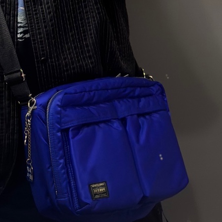 Porter Topaz Sling Bag W Zip L Royal Blue 착용 스타일 - 1