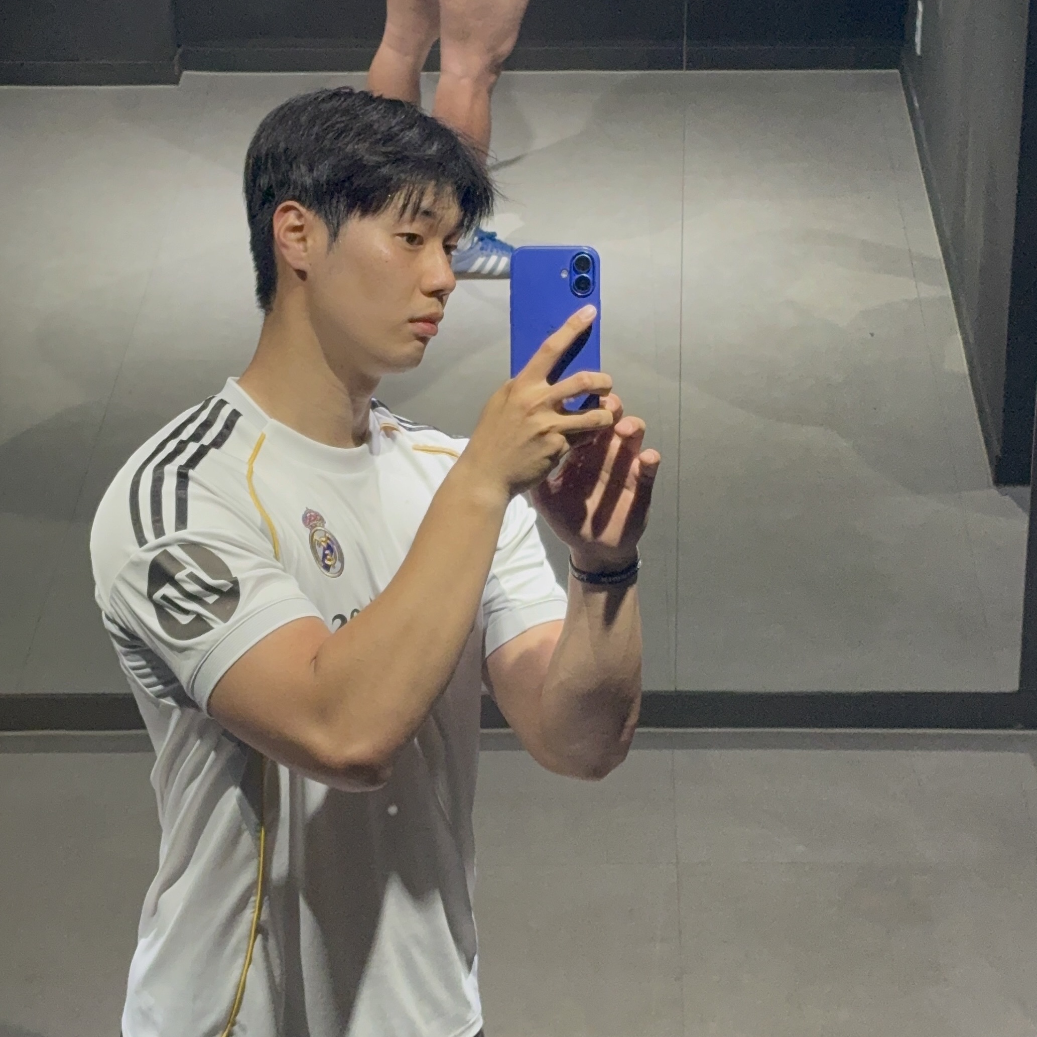 Adidas Real Madrid 2025/26 Home Jersey White - KR Sizing (Non Marking Ver.) 착용 스타일 - 1