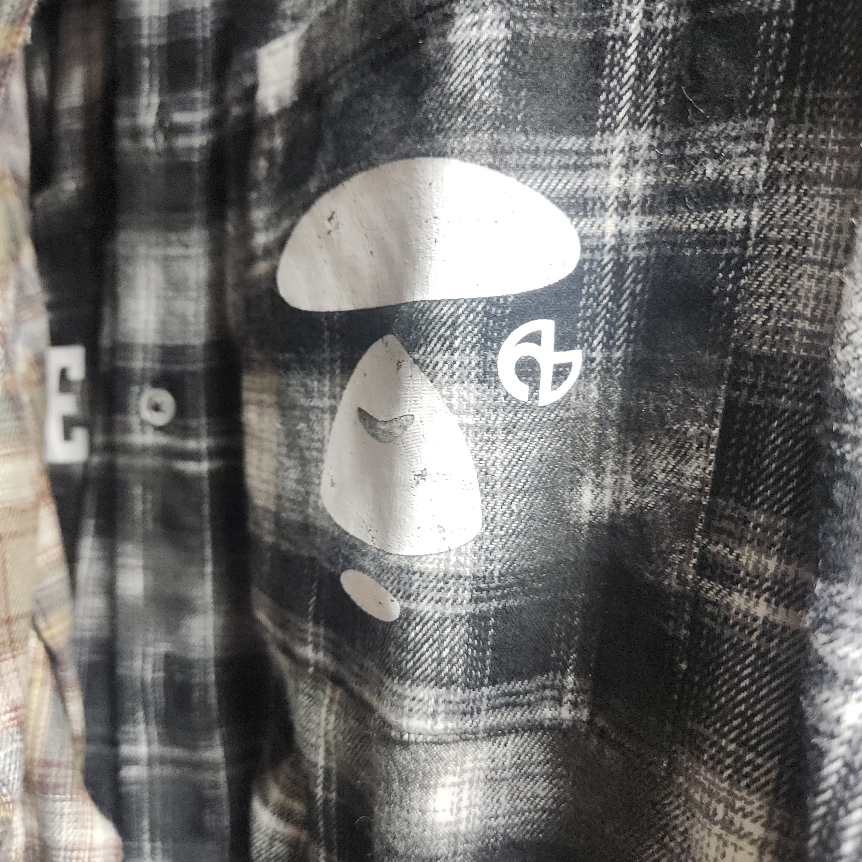 [KREAM 단독] NOMANUAL x AAPE Sprayed Symbol Check Shirt Black 착용 스타일