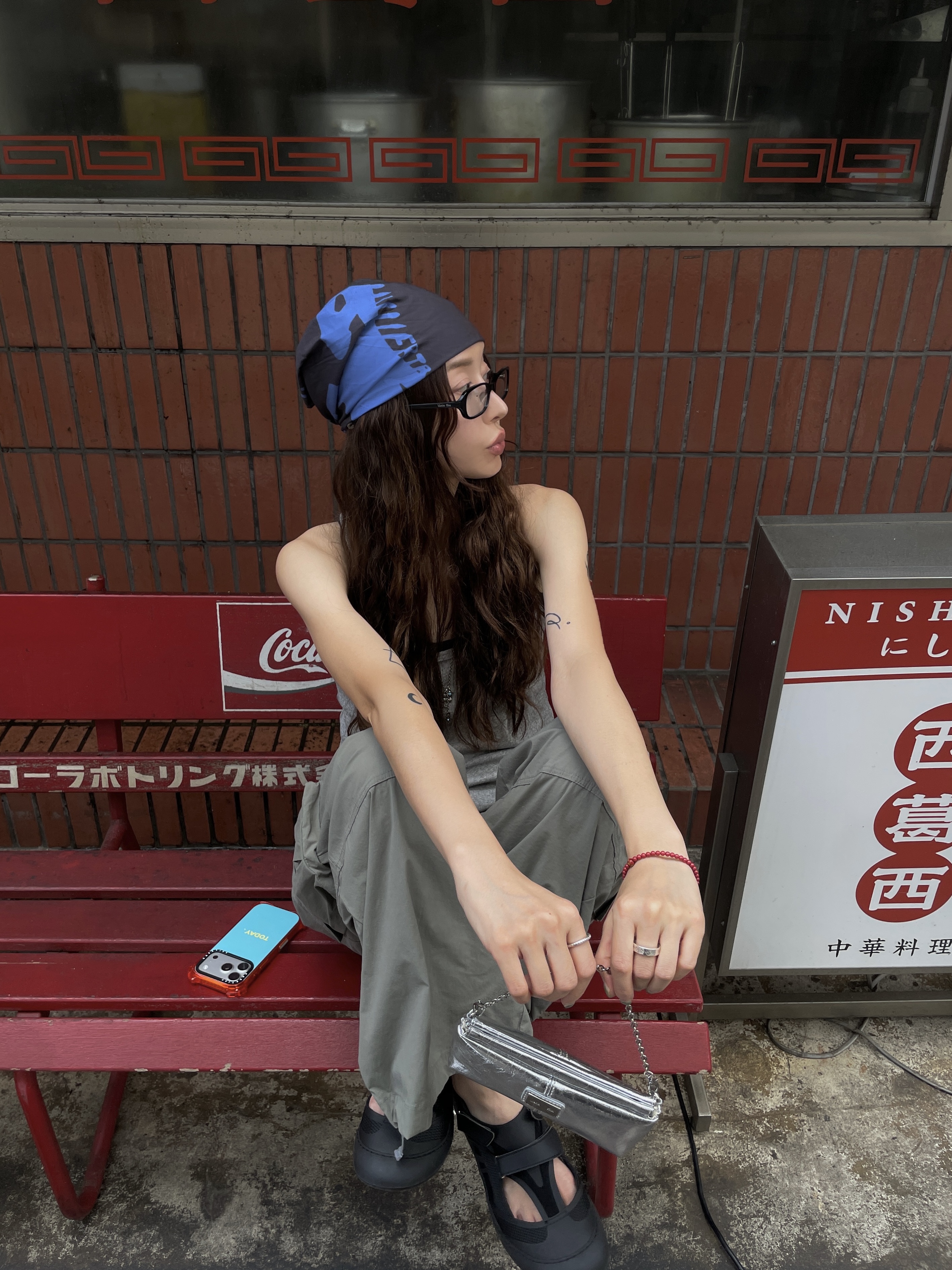 Matin Kim Matin Soft Square Sunglasses Black, NegativeThree VERT ARC Sandals Black 착용 스타일 - 1