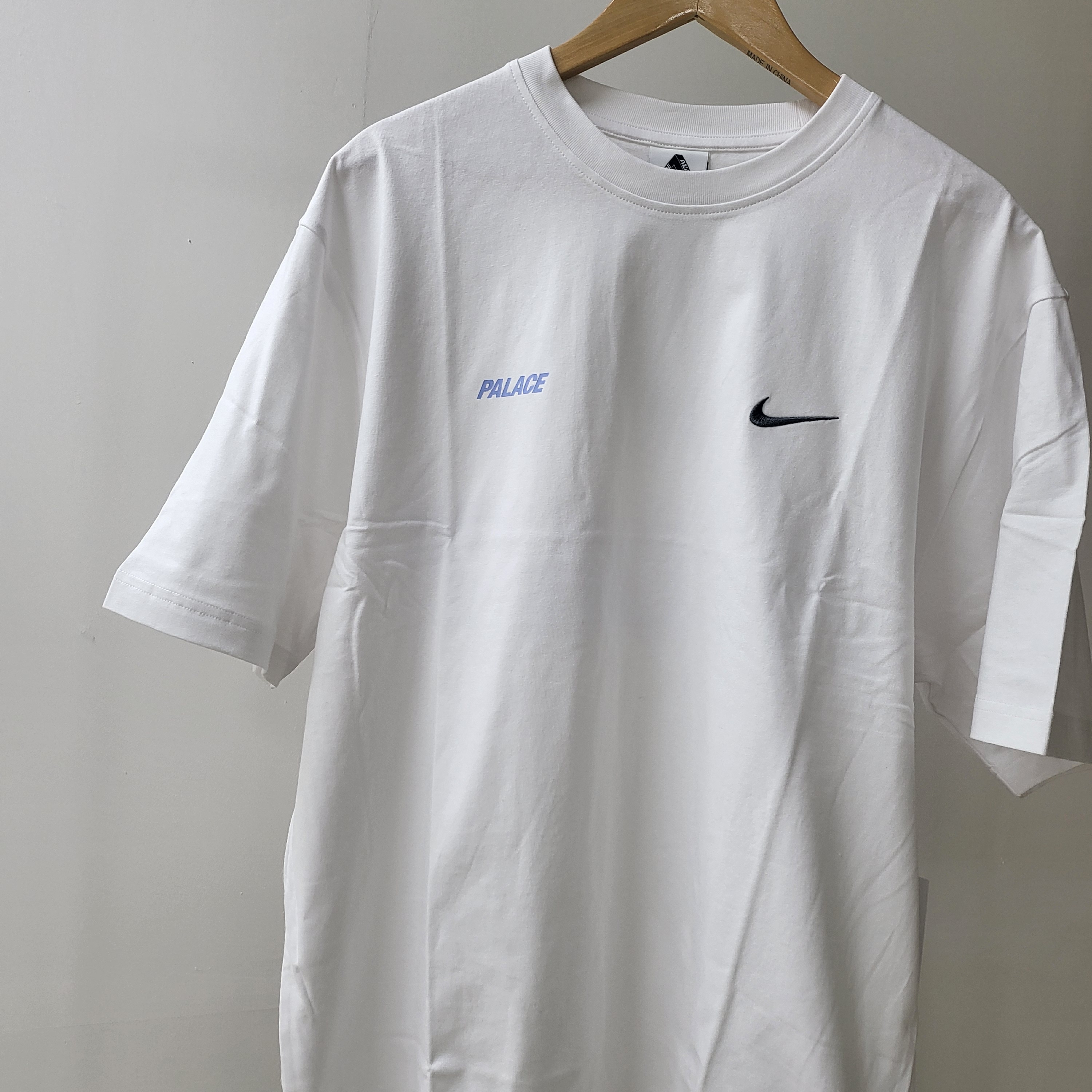 Palace x Nike Font Swoosh T-Shirt White - 26SS 착용 스타일 - 1