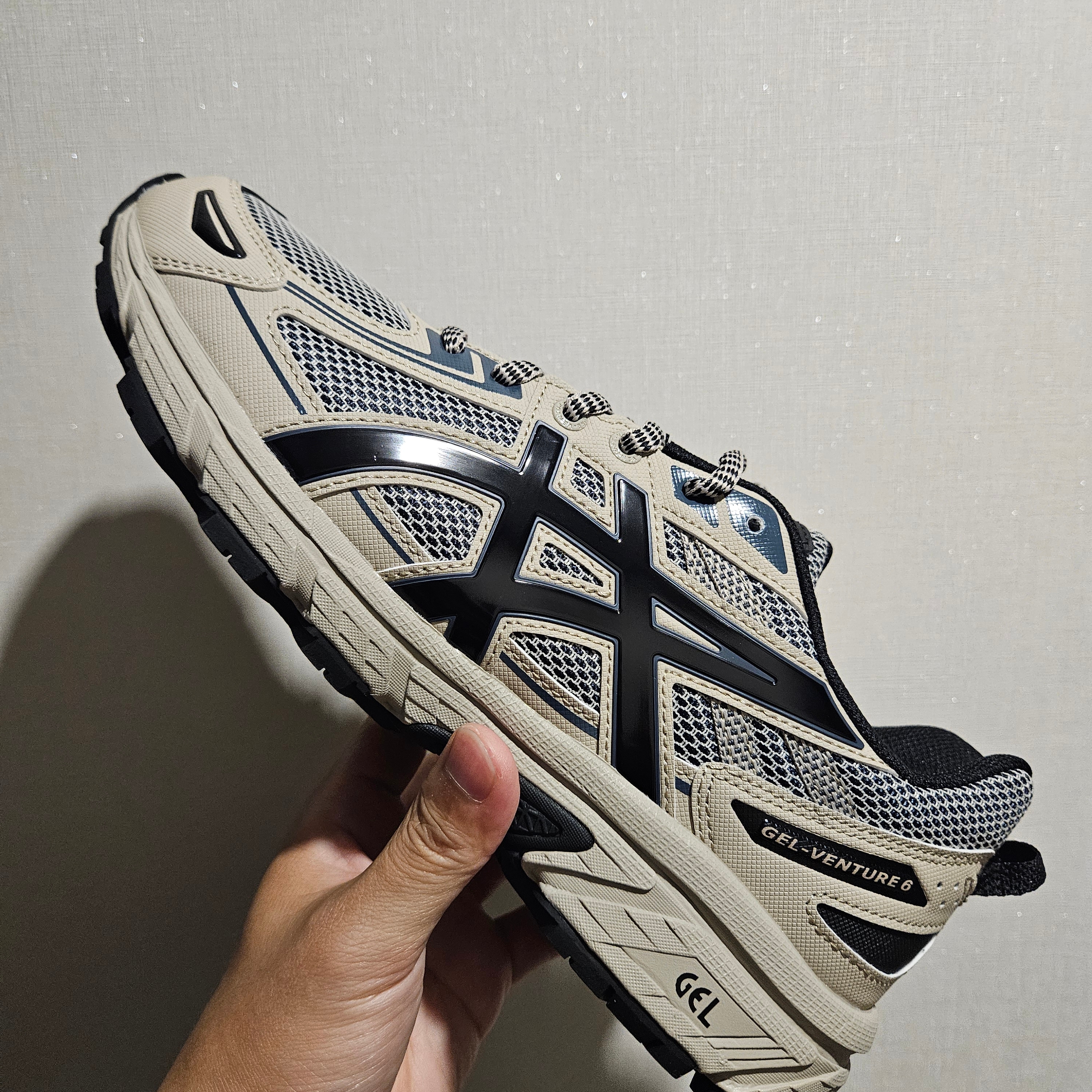 Asics Gel-Venture 6 Feather Grey Black 착용 스타일