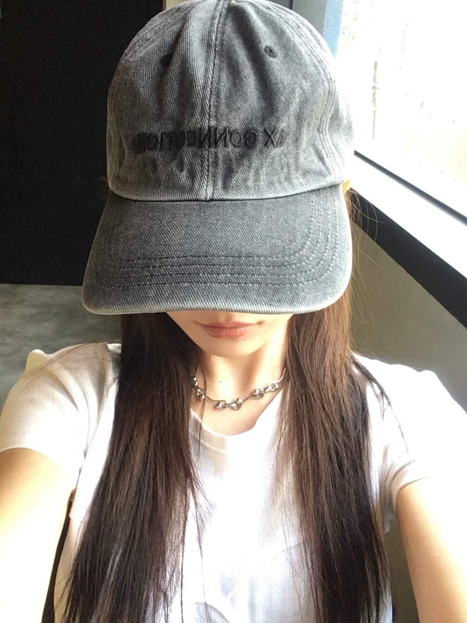 AX CONNECTION Logo Embroidered Cap Soft Grey 착용 스타일 - 3