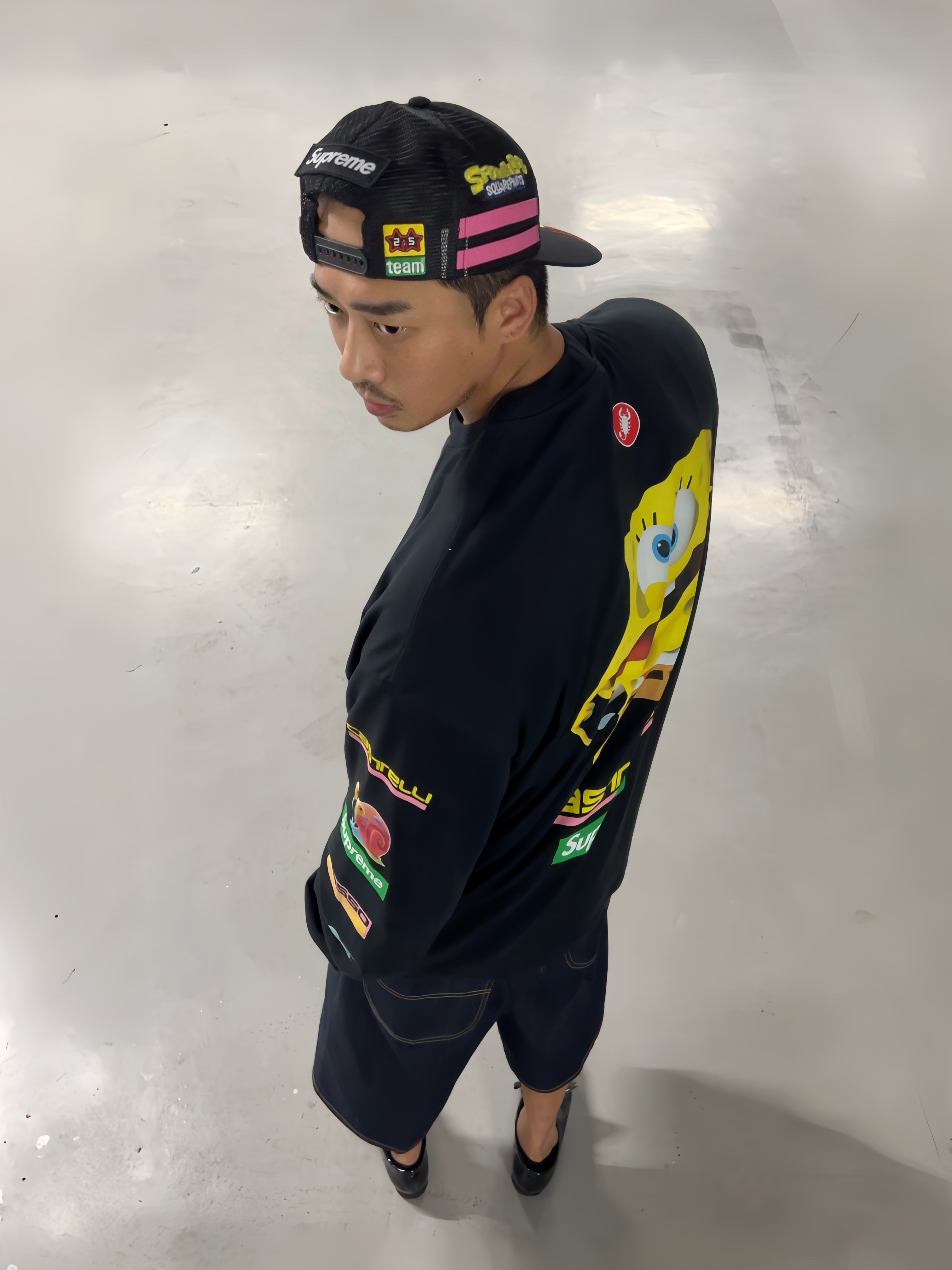 Supreme x SpongeBob Jeff Hamilton Mesh Back 6-Panel Black - 25SS, Supreme x SpongeBob SquarePants Castelli Racing L/S T-Shirt Black - 25SS 착용 스타일