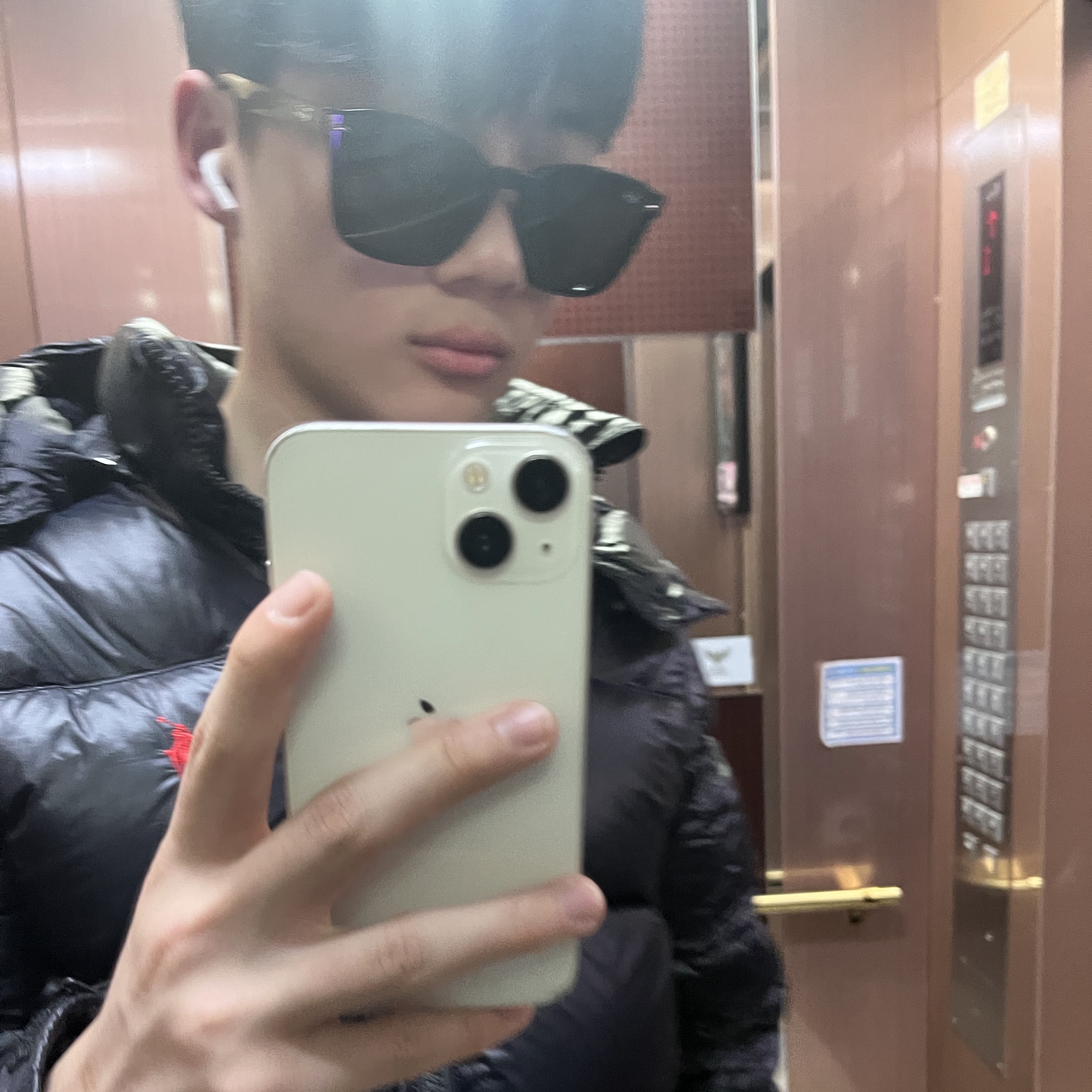 Ray-Ban RB4392D Polished Black Frame Dark Grey Classic Lenses Low Bridge Fit 착용 스타일
