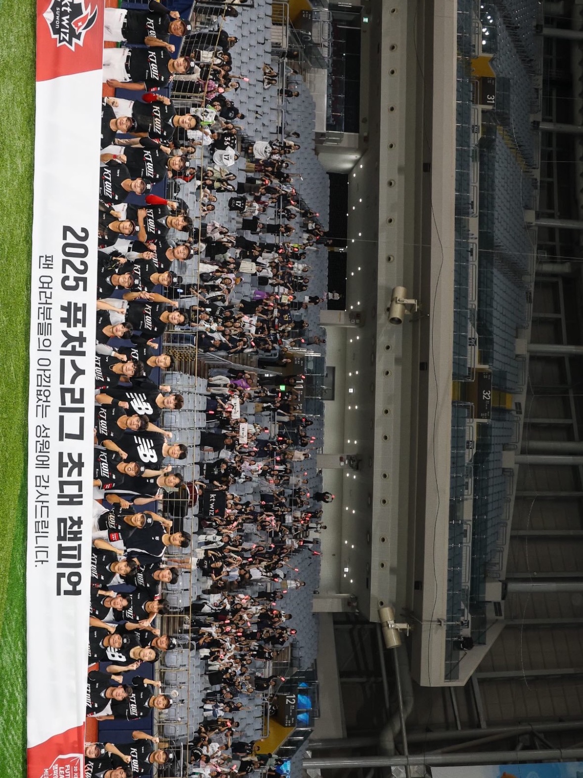 KT Wiz x New Balance 2025 Authentic King Jeong-Jo Uniform Black (Non Marking Ver.) 착용 스타일 - 2