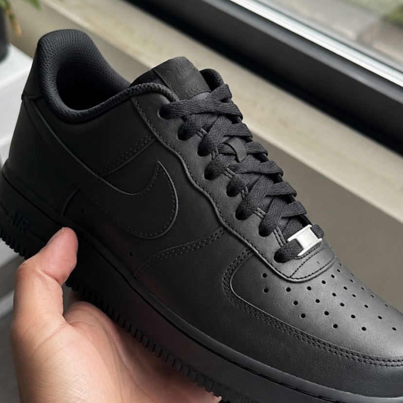 Nike Air Force 1 '07 Low Triple Black 착용 스타일