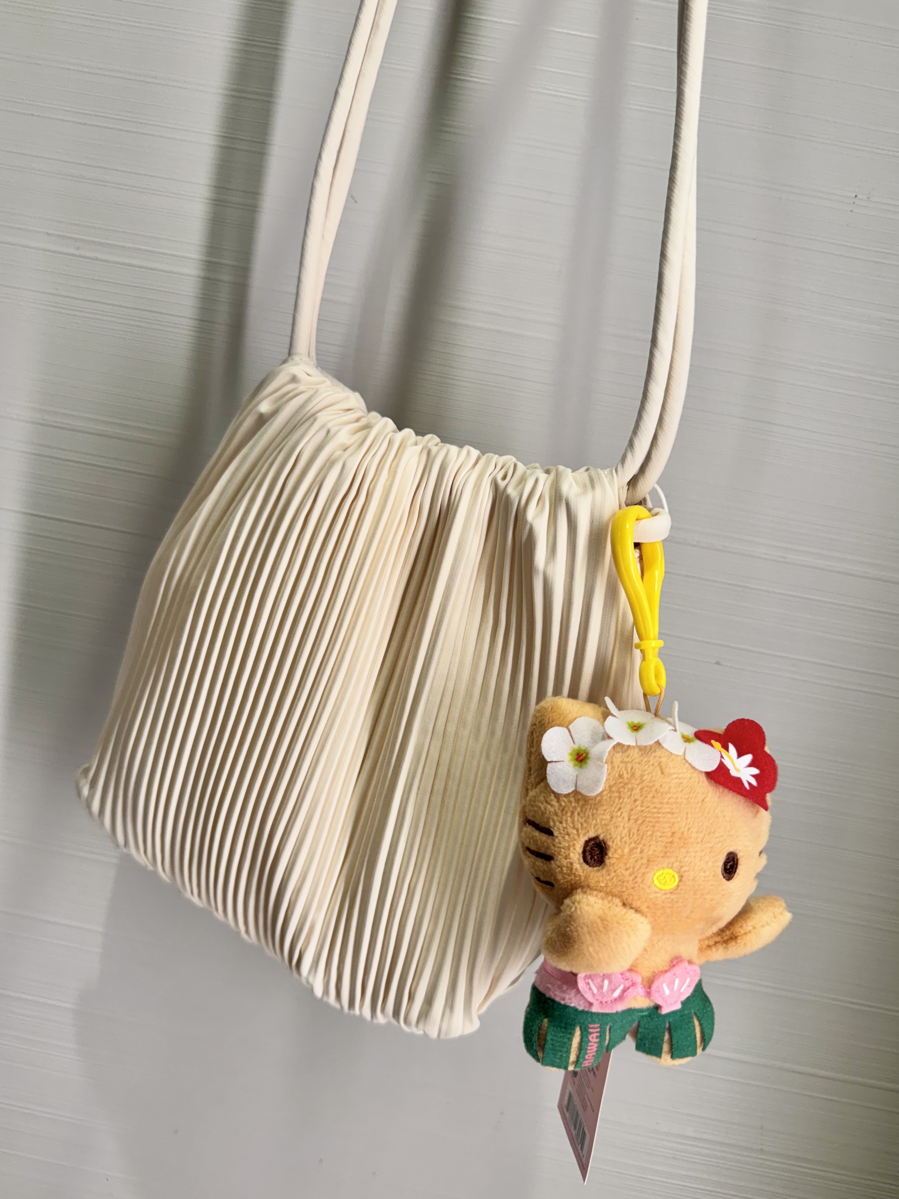 Sanrio Hello Kitty Hula Kiss 4" Hawaii Series Plush, COS Scallop Crossbody Bag Light Beige 착용 스타일 - 2