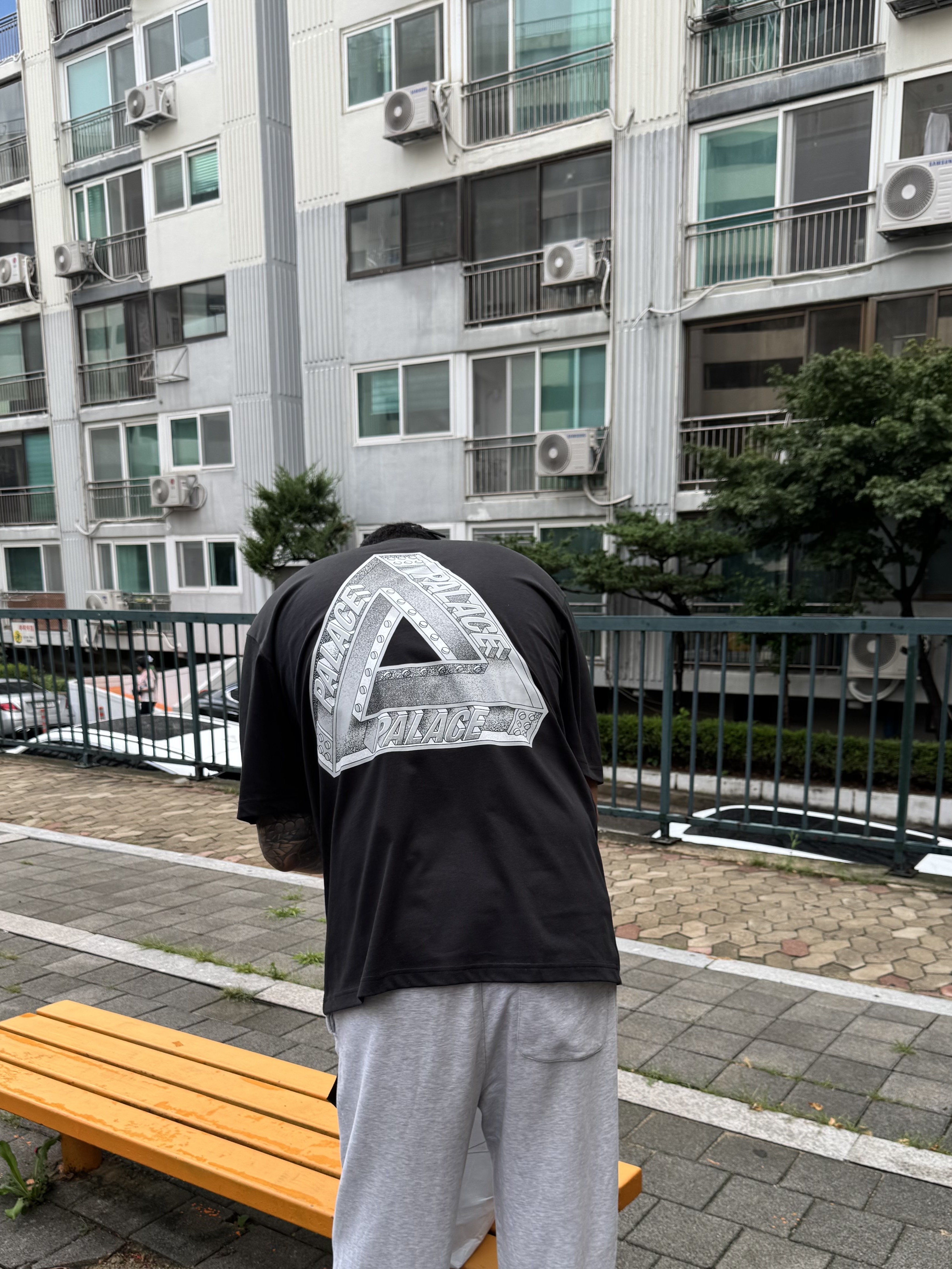 Palace Tri Girders T-Shirt Black - 26SS, Stussy x Heal The Bay Pigment Dyed T-Shirt Black 착용 스타일 - 5