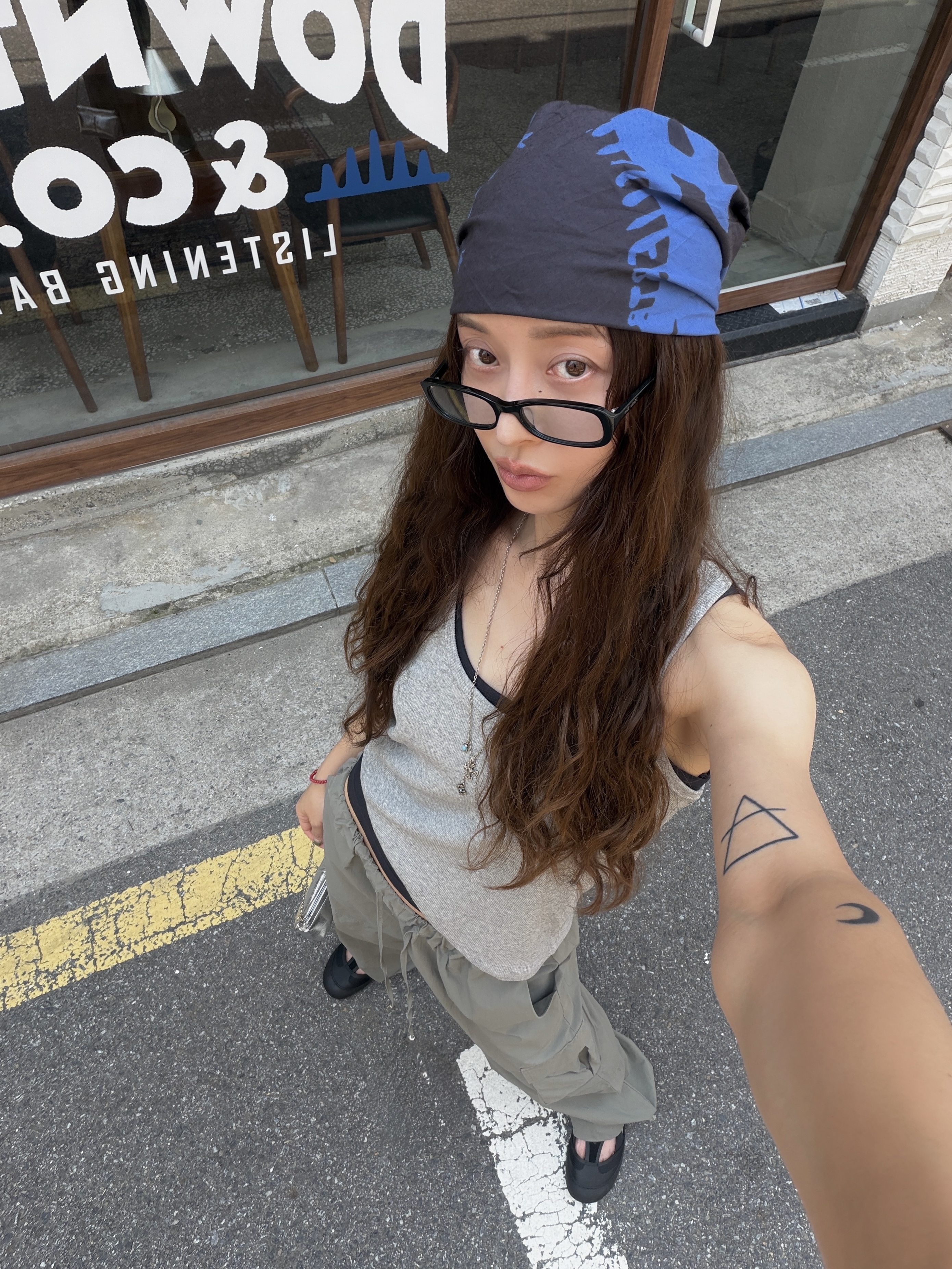 Matin Kim Matin Soft Square Sunglasses Black, NegativeThree VERT ARC Sandals Black 착용 스타일 - 3