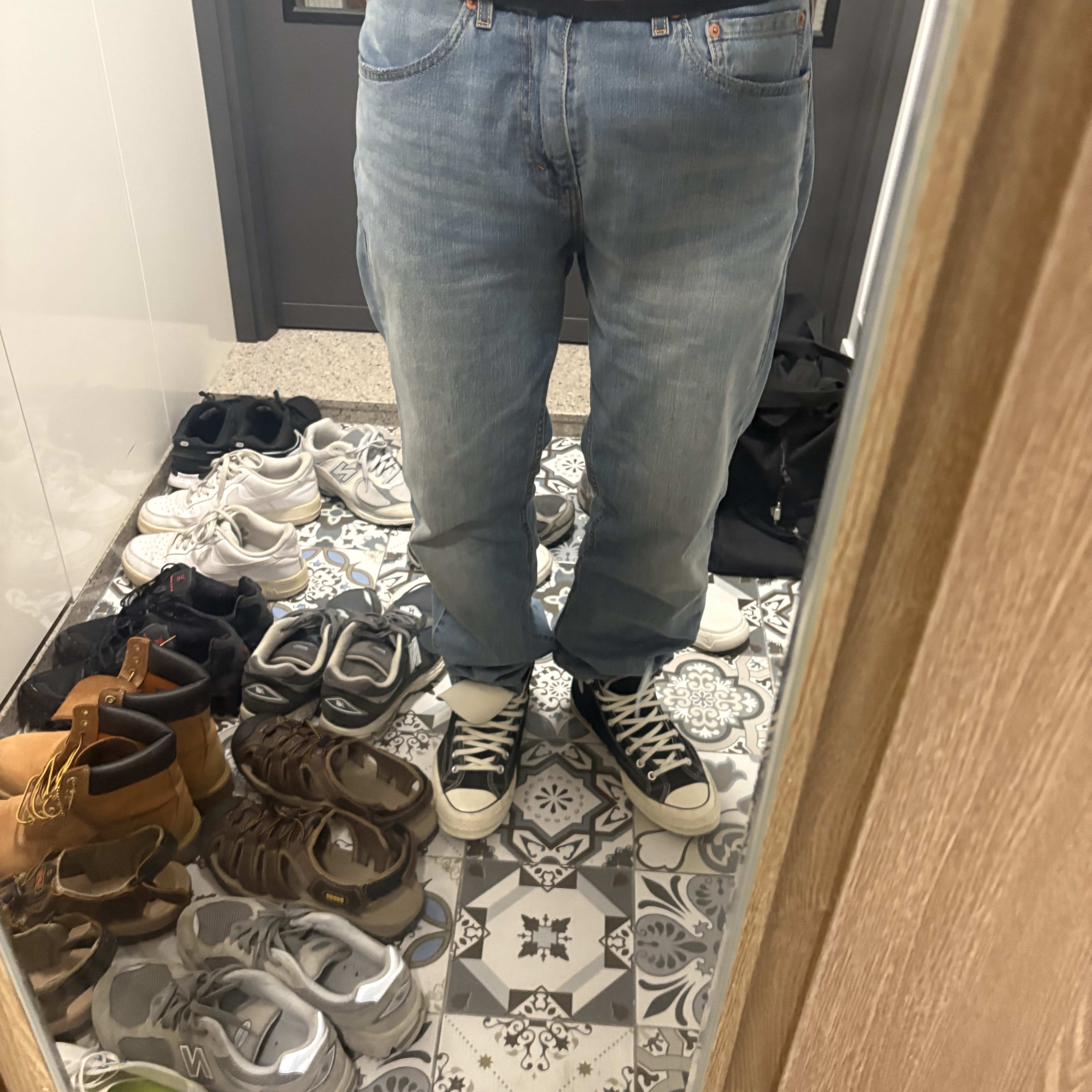 Play Comme des Garcons Red Heart T-Shirt Black, Converse Chuck 70 Hi Black 착용 스타일 - 2