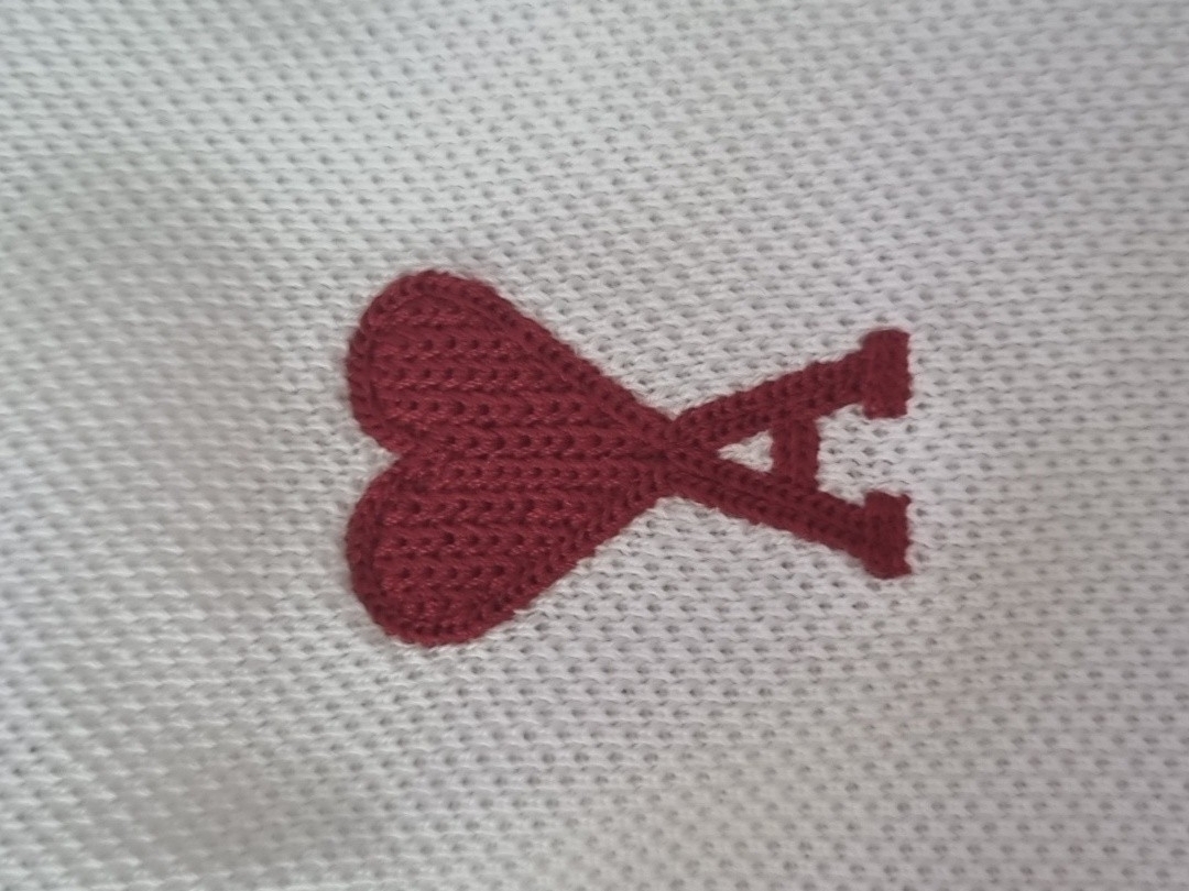 AMI de Coeur Polo Shirt White 착용 스타일 - 2