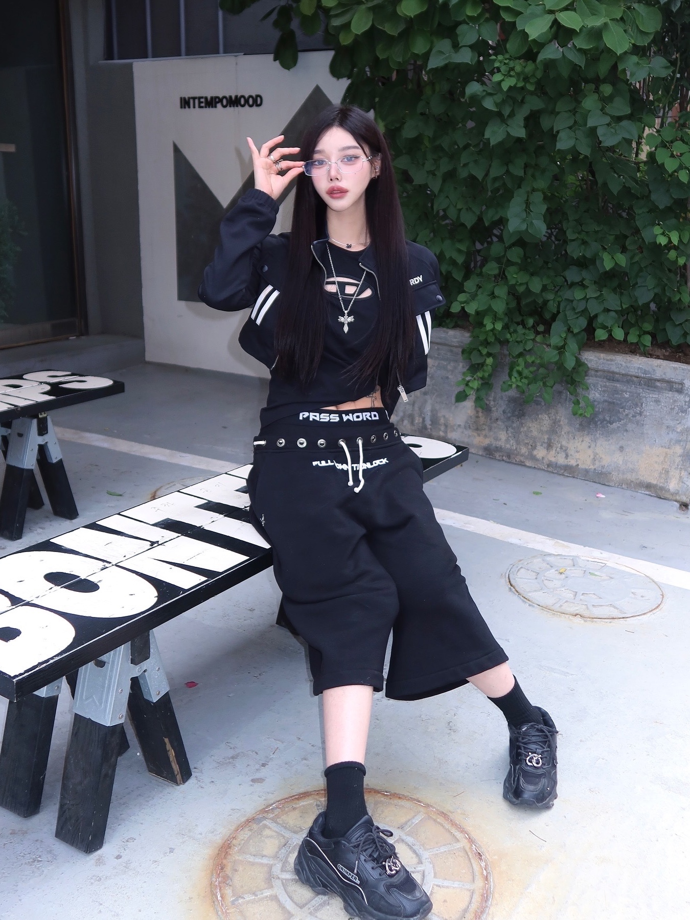 (W) Diesel T-Angie Peekaboo Logo T-Shirt Black 착용 스타일 - 4