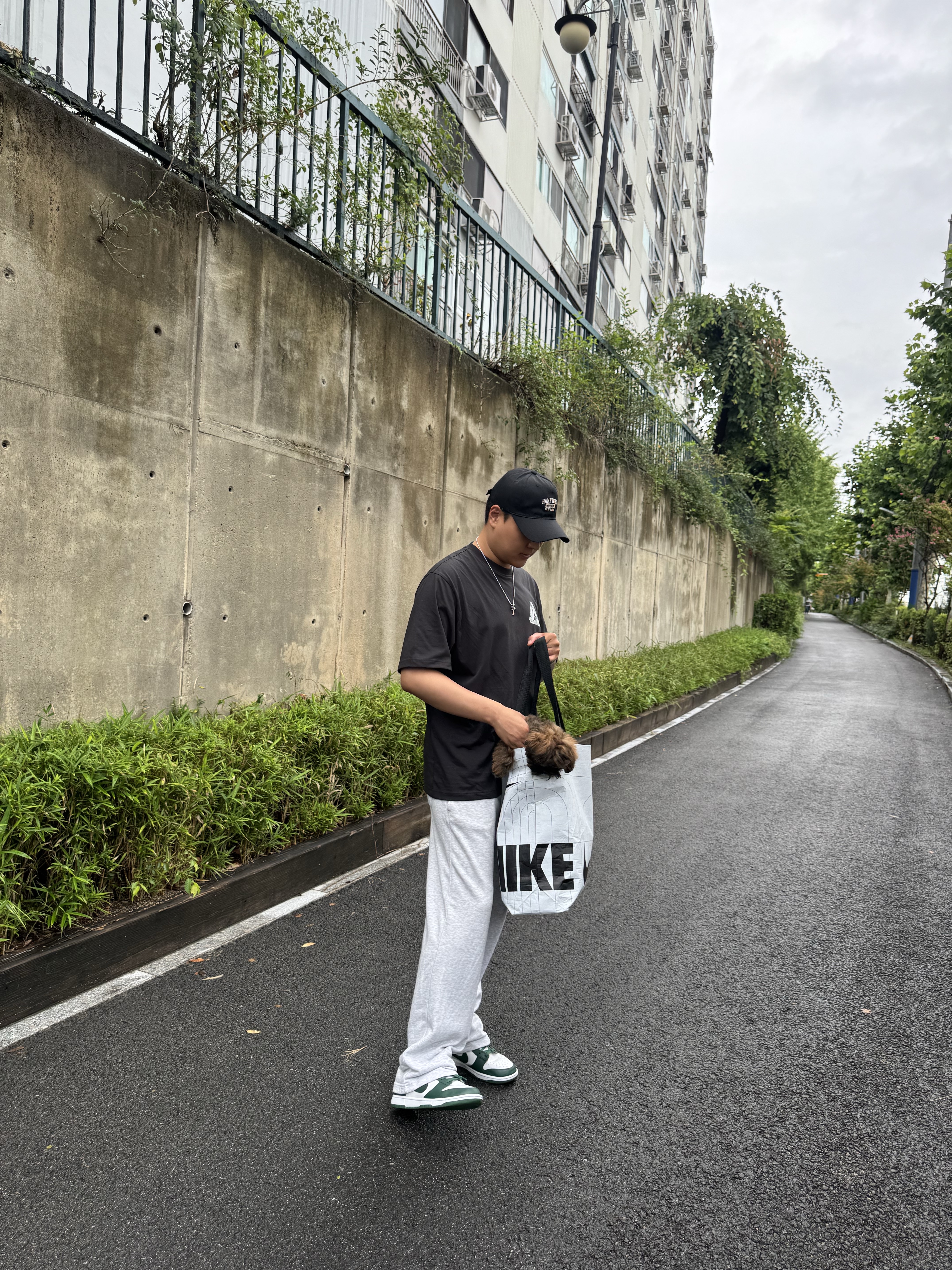 Palace Tri Girders T-Shirt Black - 26SS, Stussy x Heal The Bay Pigment Dyed T-Shirt Black 착용 스타일 - 4