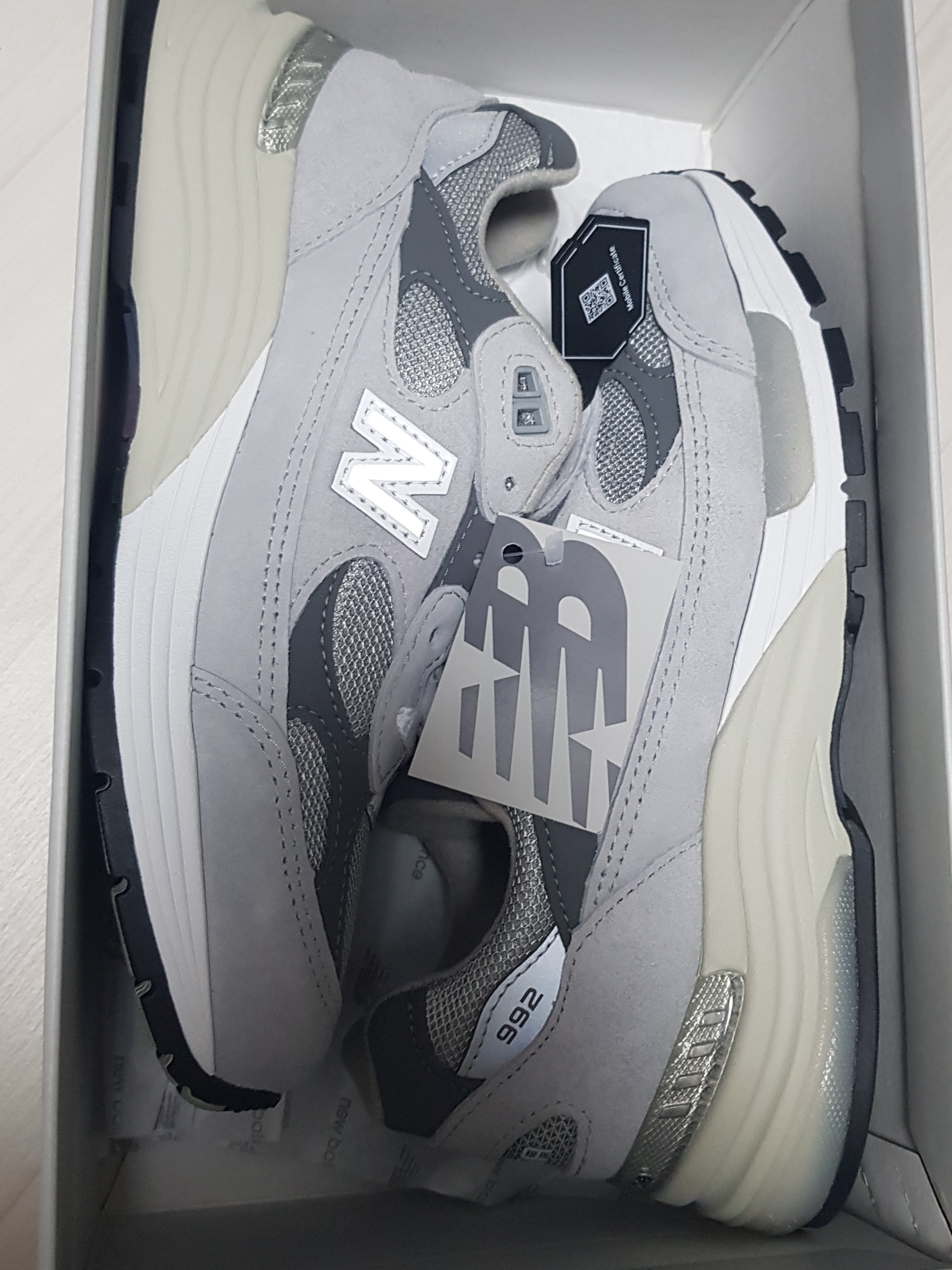 New Balance 992 Made in USA Core Grey Silver Metallic 착용 스타일