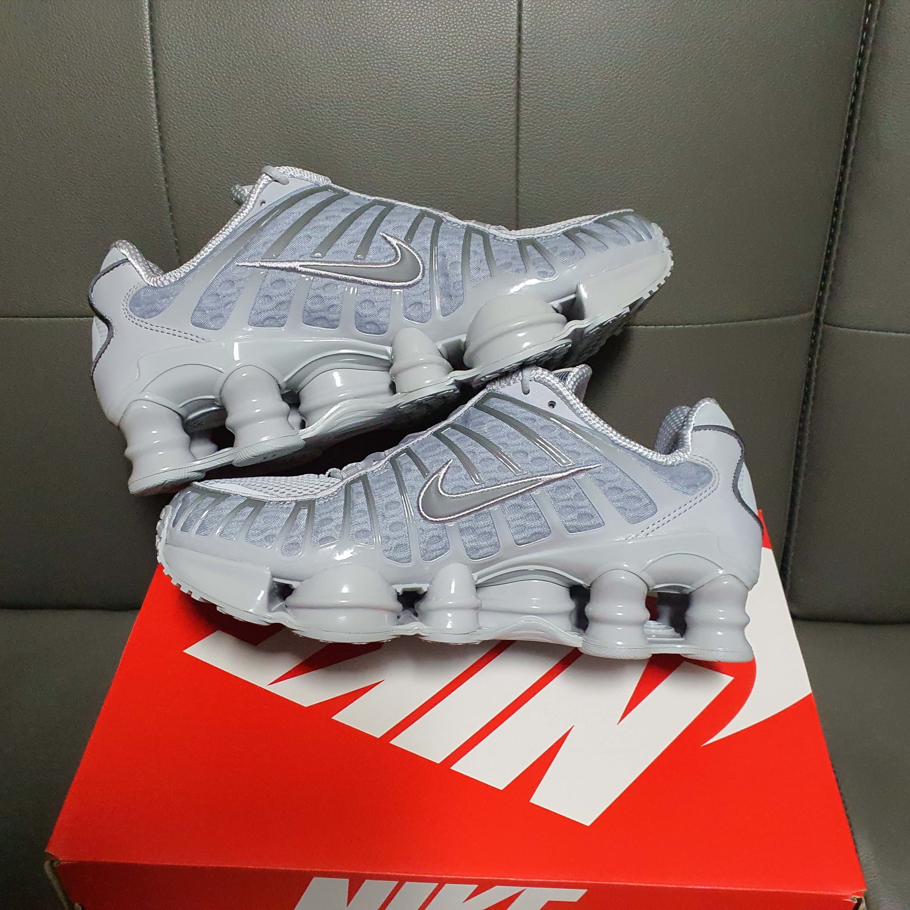 Nike Shox TL Wolf Grey Iron Grey 착용 스타일