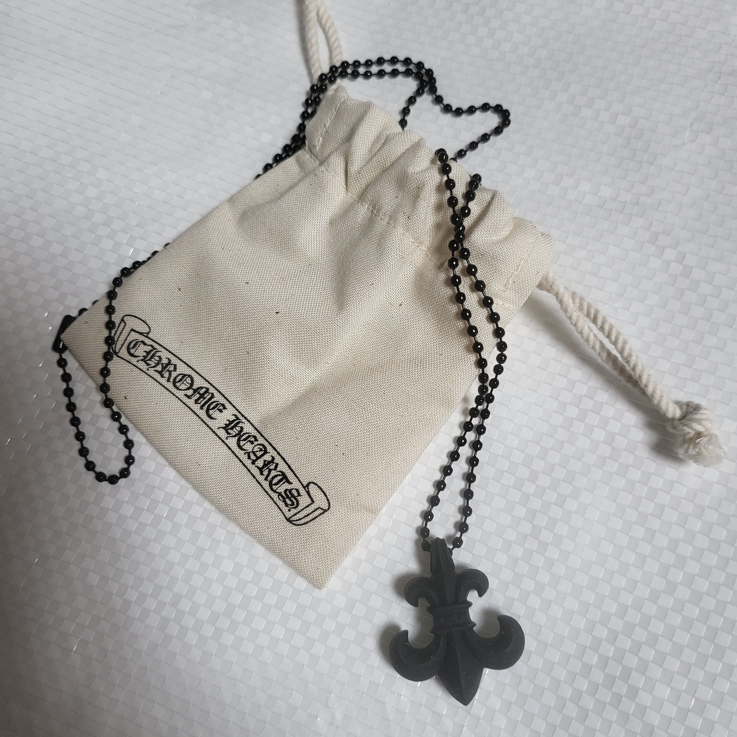 Chrome Hearts Silichrome BS Fleur Pendant Black 착용 스타일