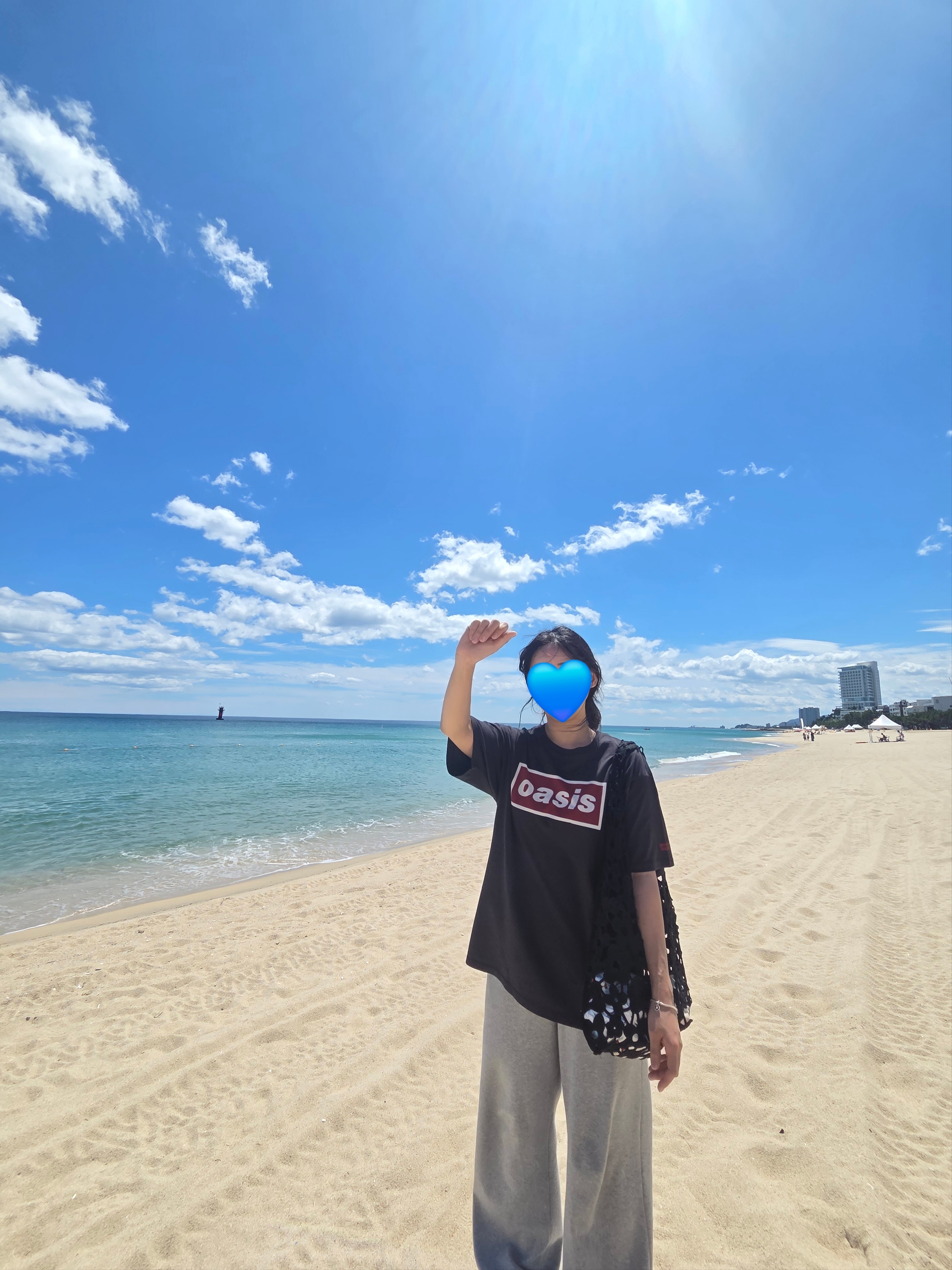 Levi's x Oasis Deca Logo T-Shirt Black 착용 스타일 - 2