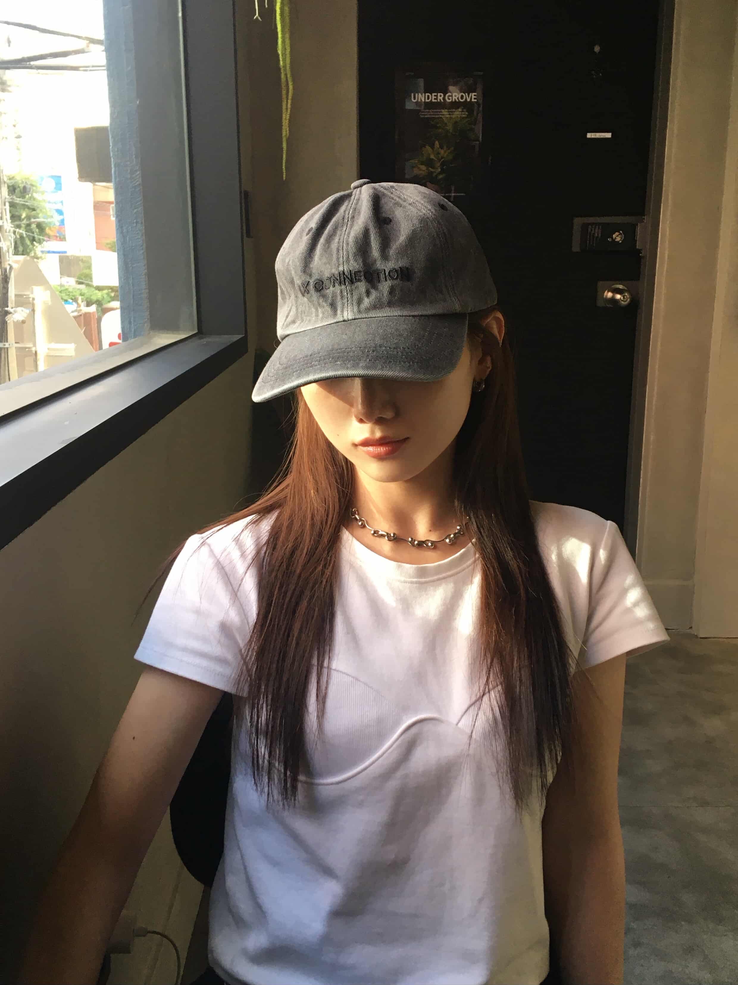 AX CONNECTION Logo Embroidered Cap Soft Grey, AX CONNECTION Logo Embroidered Cap Black 착용 스타일 - 2