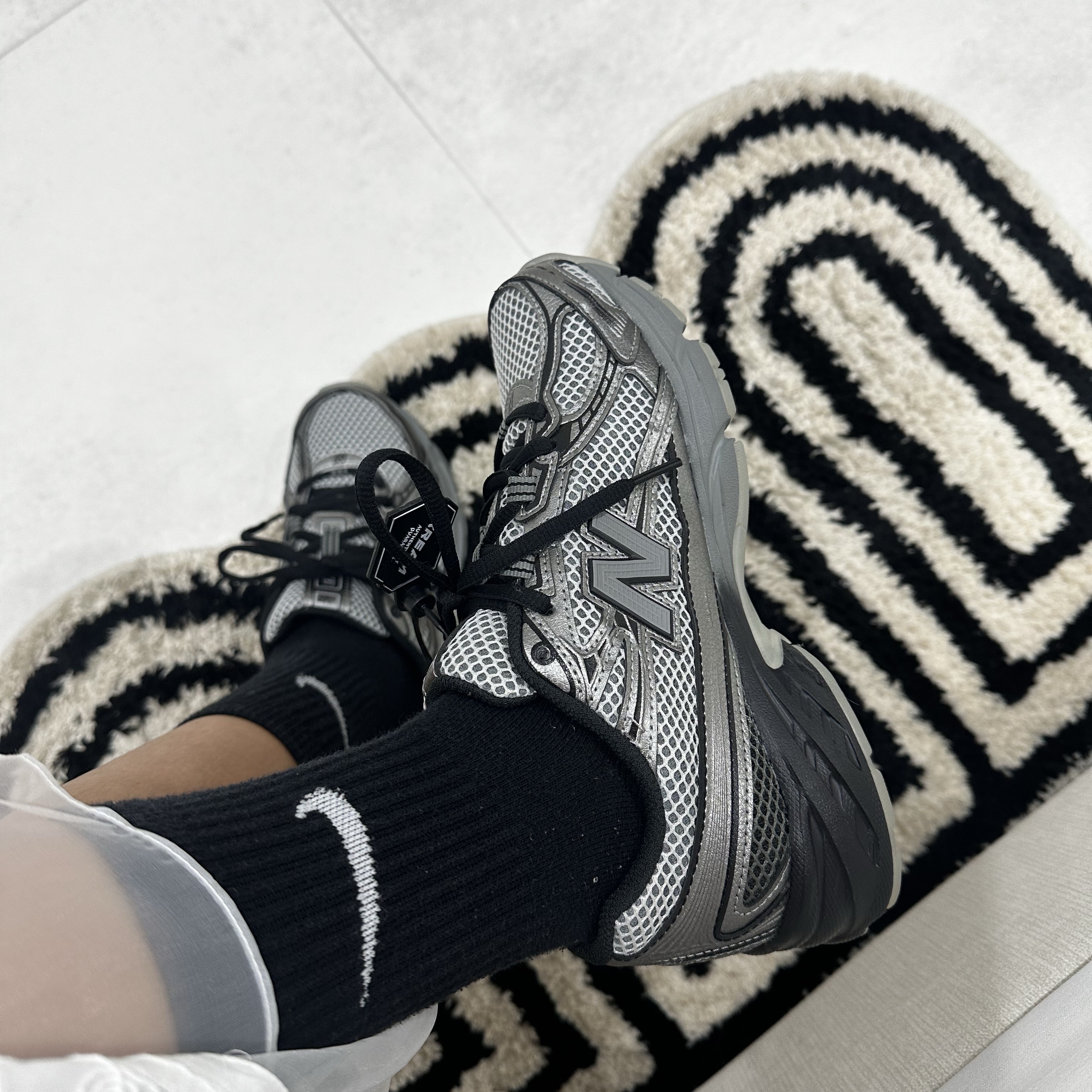 New Balance 740 Dark Silver Metallic 착용 스타일 - 1