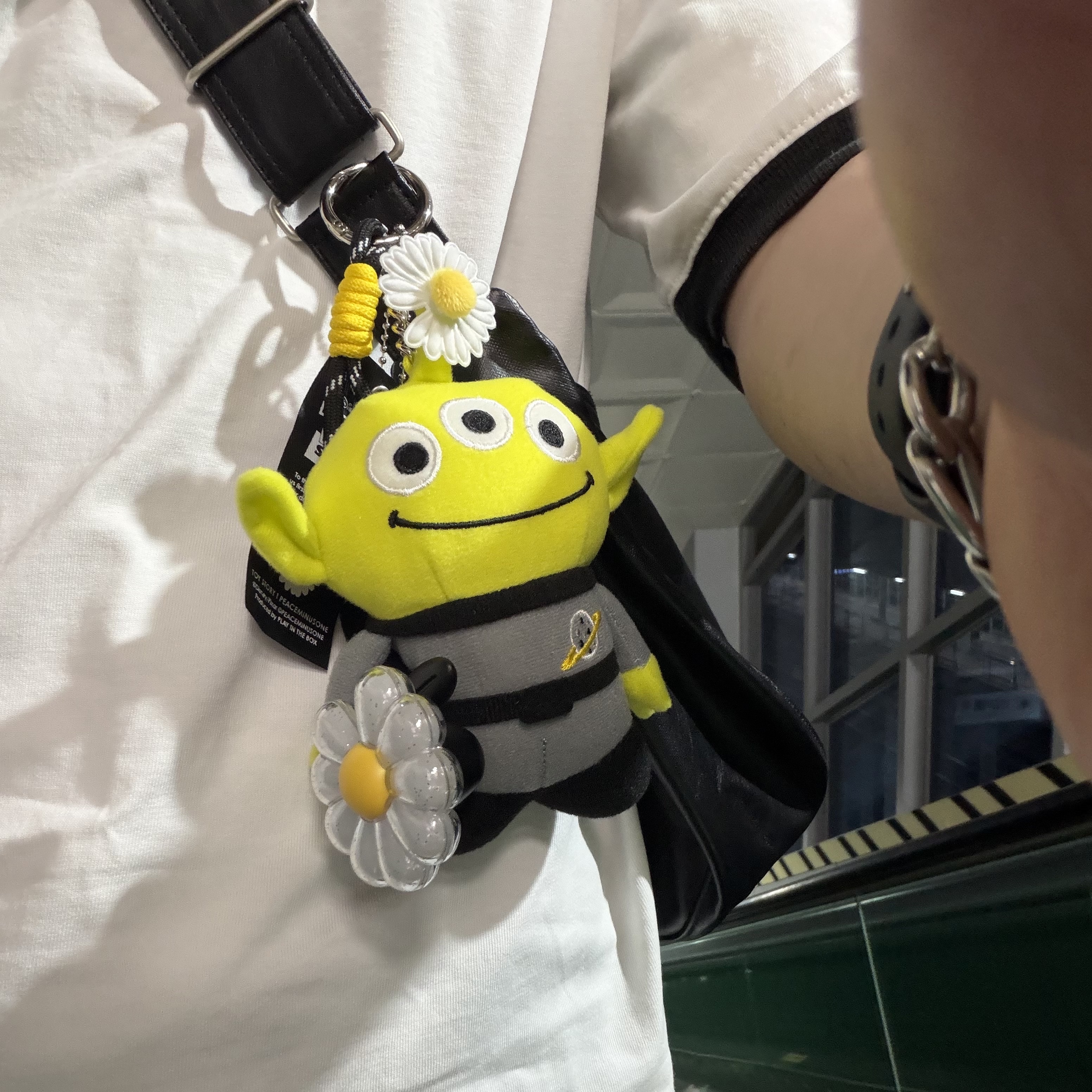 Peaceminusone x Toy Story The First Fan Plush Keyring Alien 착용 스타일