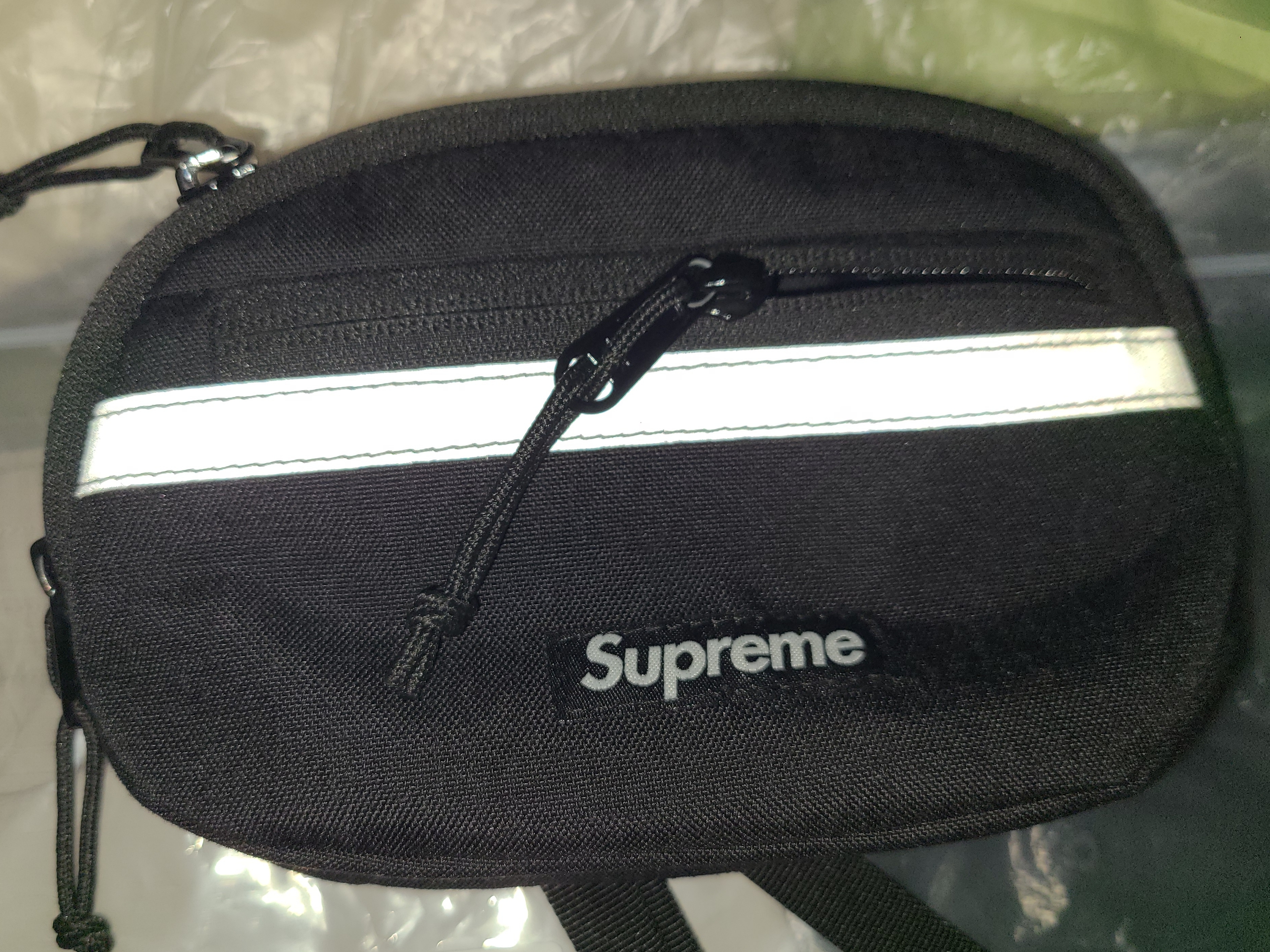 Supreme Mini Side Bag Black - 24FW 착용 스타일