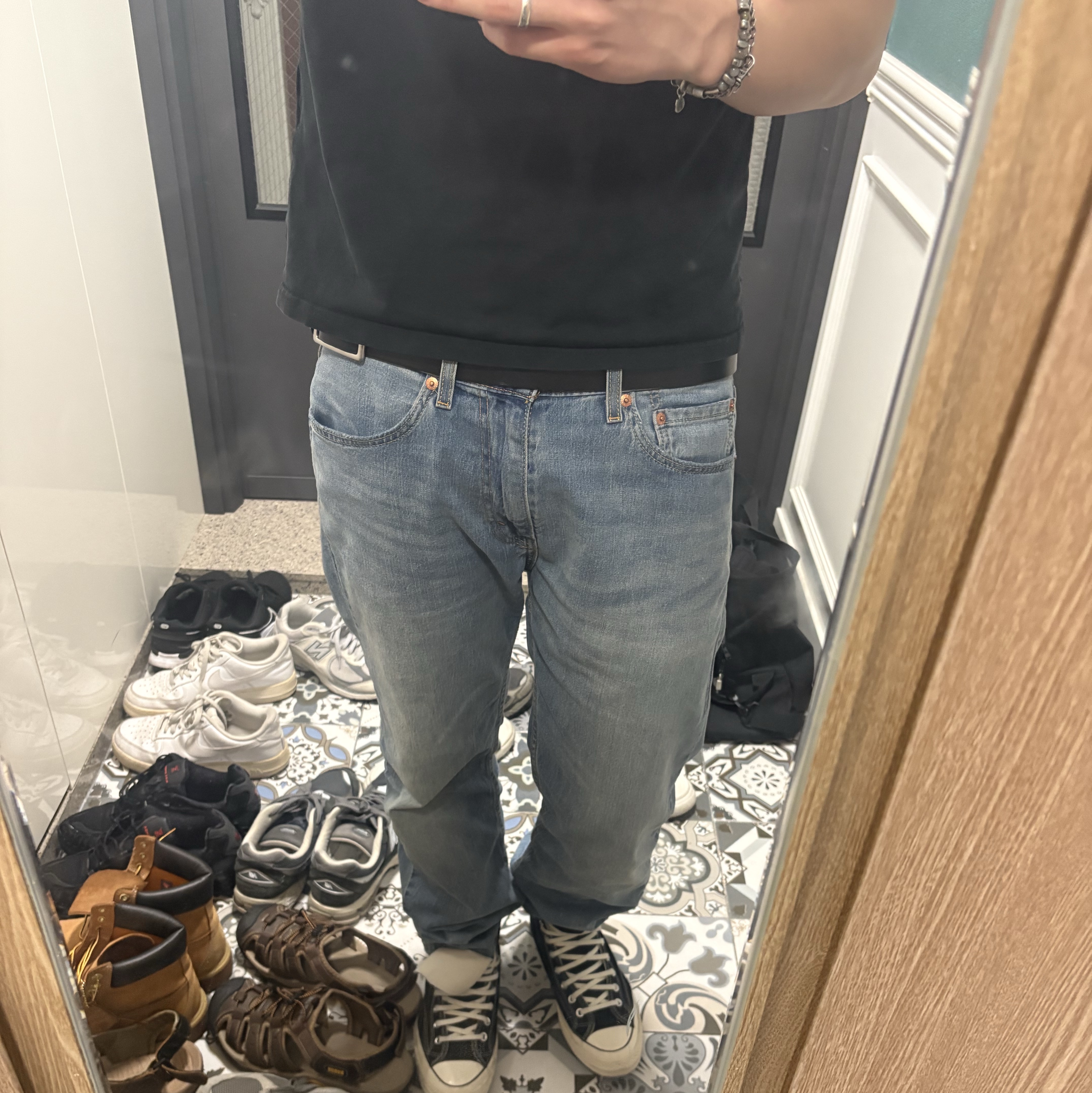 Play Comme des Garcons Red Heart T-Shirt Black, Converse Chuck 70 Hi Black 착용 스타일 - 3