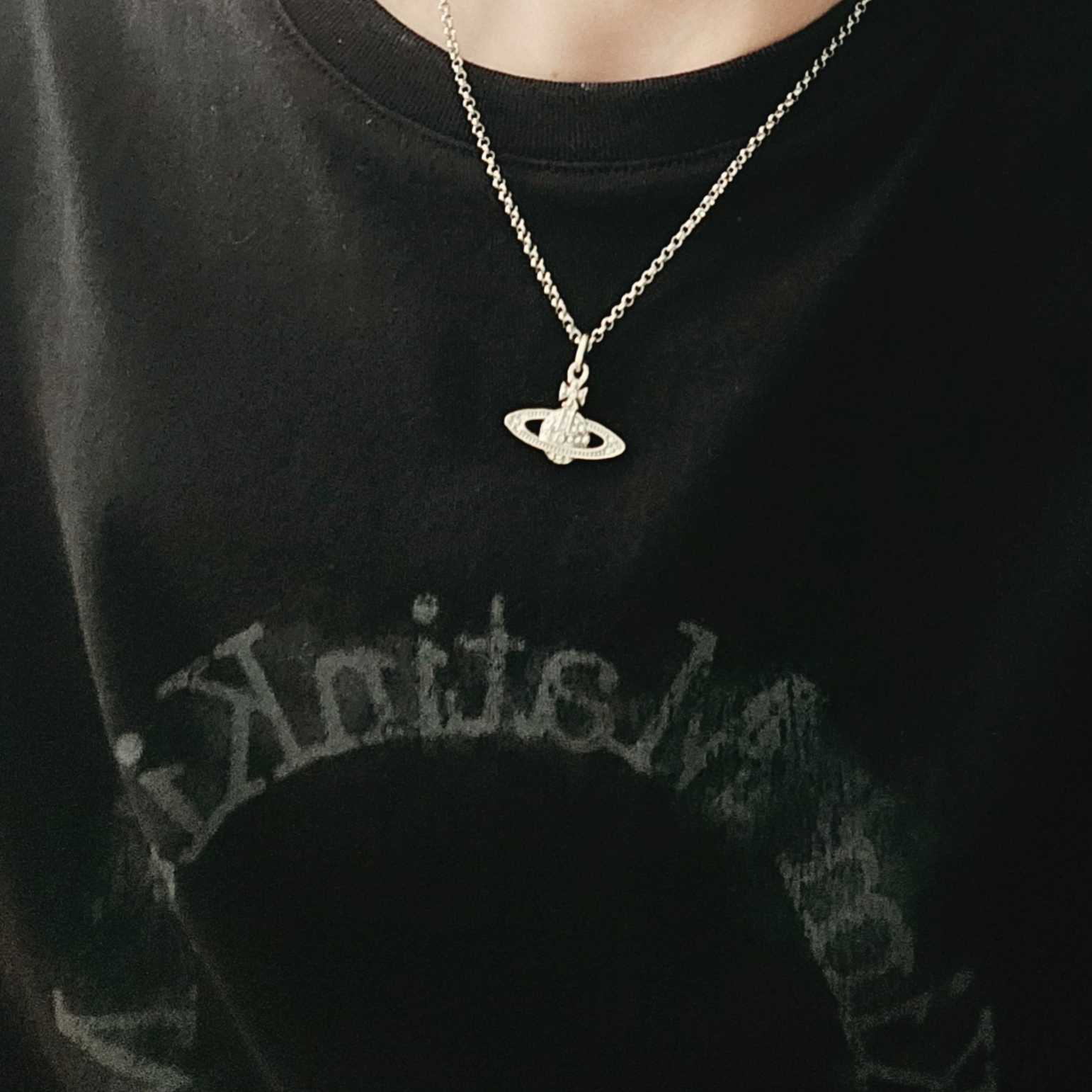 Vivienne Westwood Mini Bas Relief Pendant Silver, Matin Kim Circle Logo Top In Black 착용 스타일