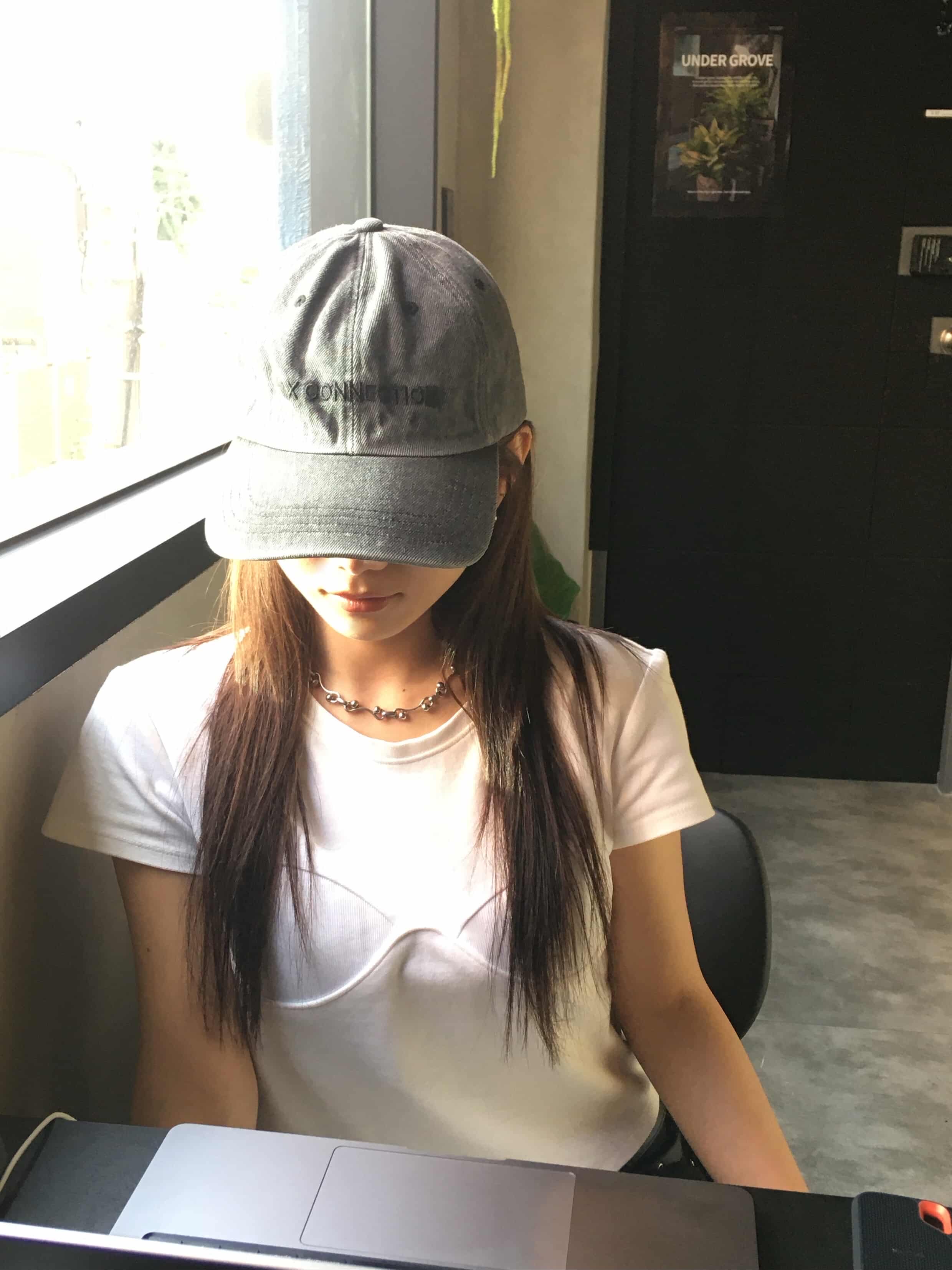 AX CONNECTION Logo Embroidered Cap Soft Grey, AX CONNECTION Logo Embroidered Cap Black 착용 스타일 - 3