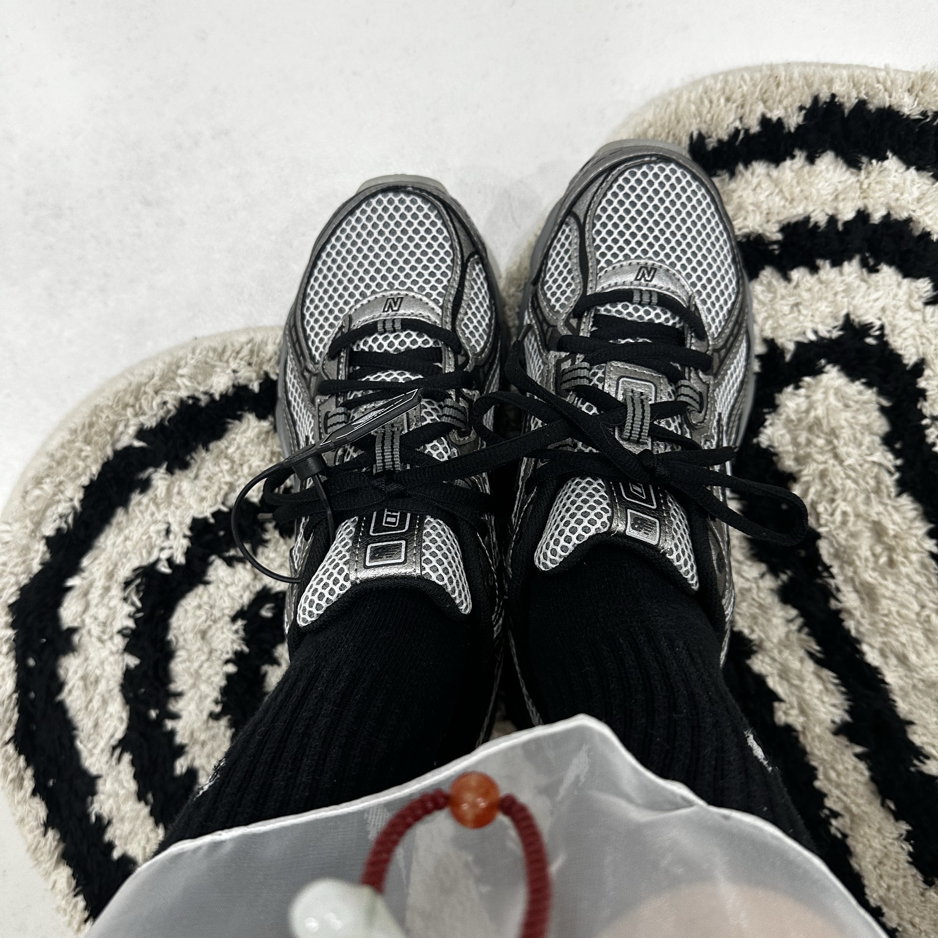 New Balance 740 Dark Silver Metallic 착용 스타일 - 2