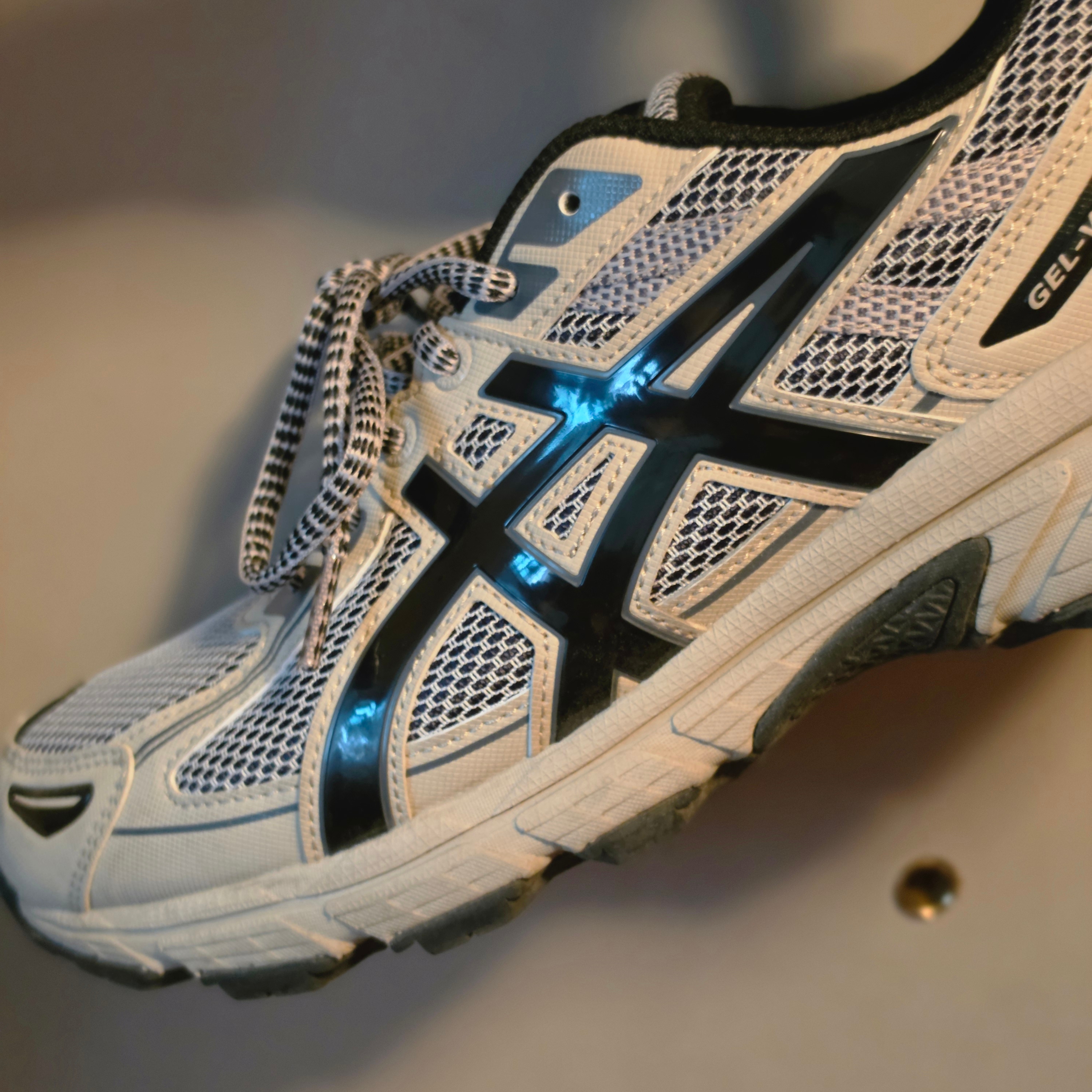 Asics Gel-Venture 6 Feather Grey Black 착용 스타일