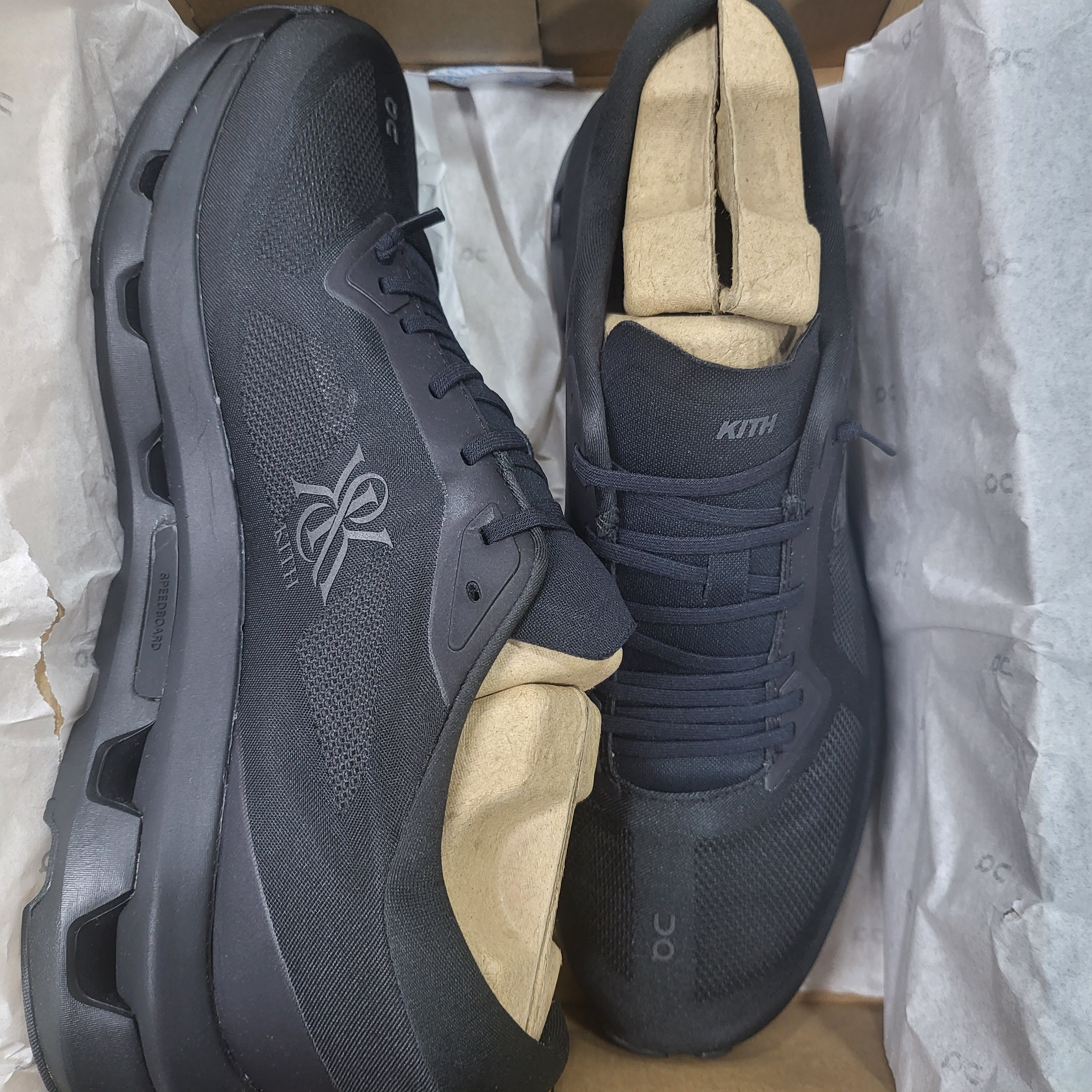 On Running x Kith Cloudzone Black 착용 스타일