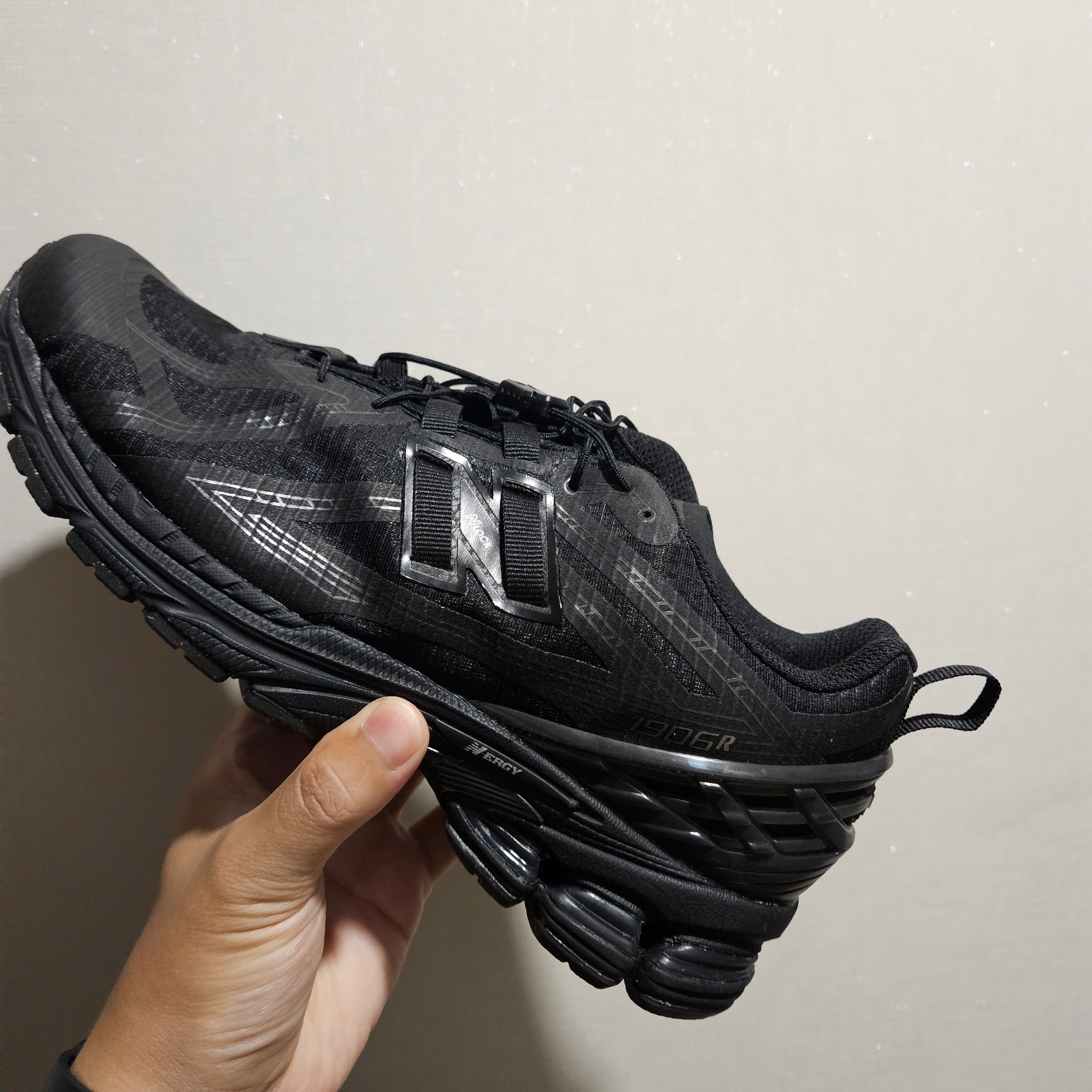 New Balance 1906R Black Dark Silver Metalic 착용 스타일