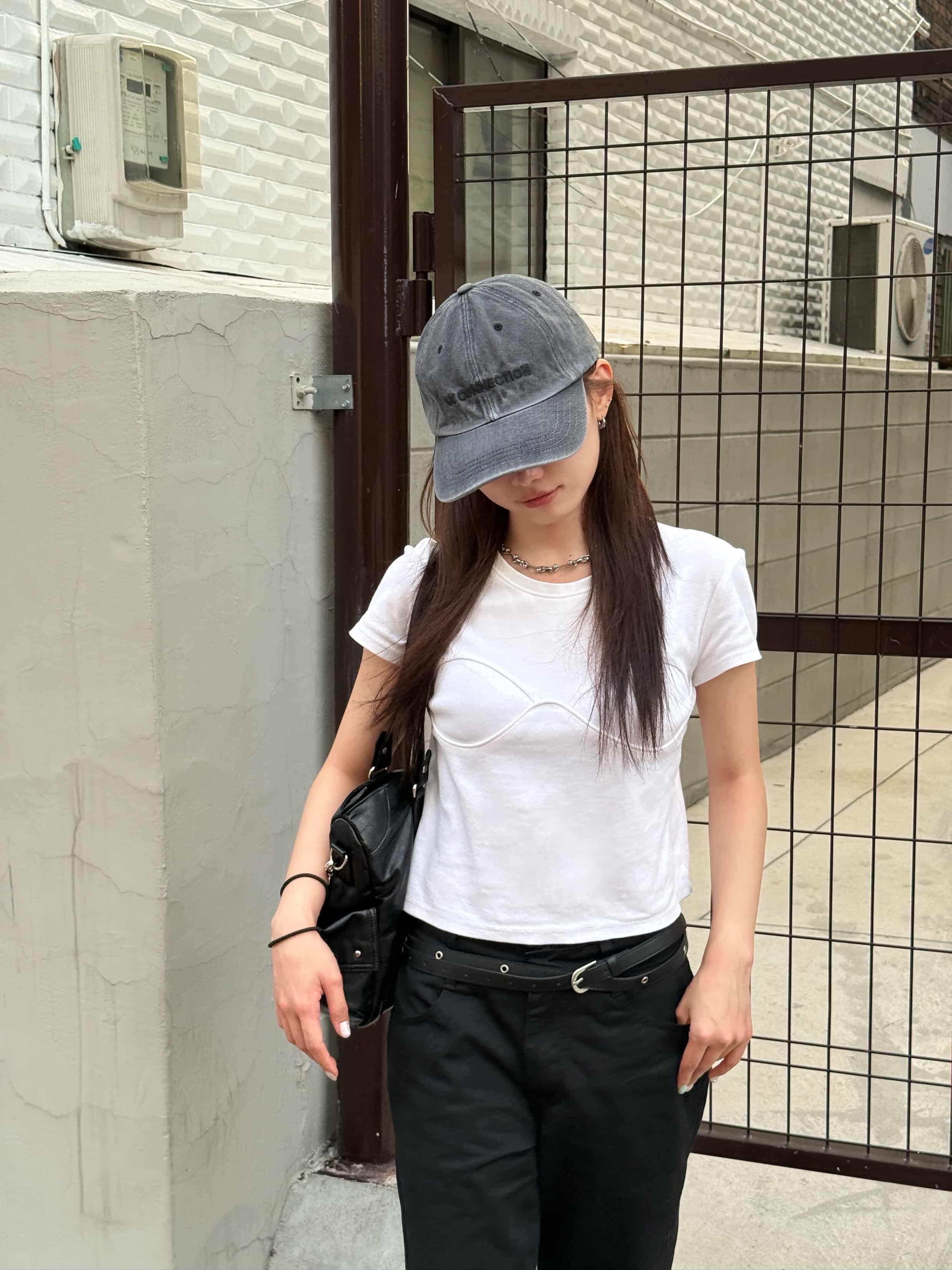AX CONNECTION Logo Embroidered Cap Soft Grey 착용 스타일 - 2