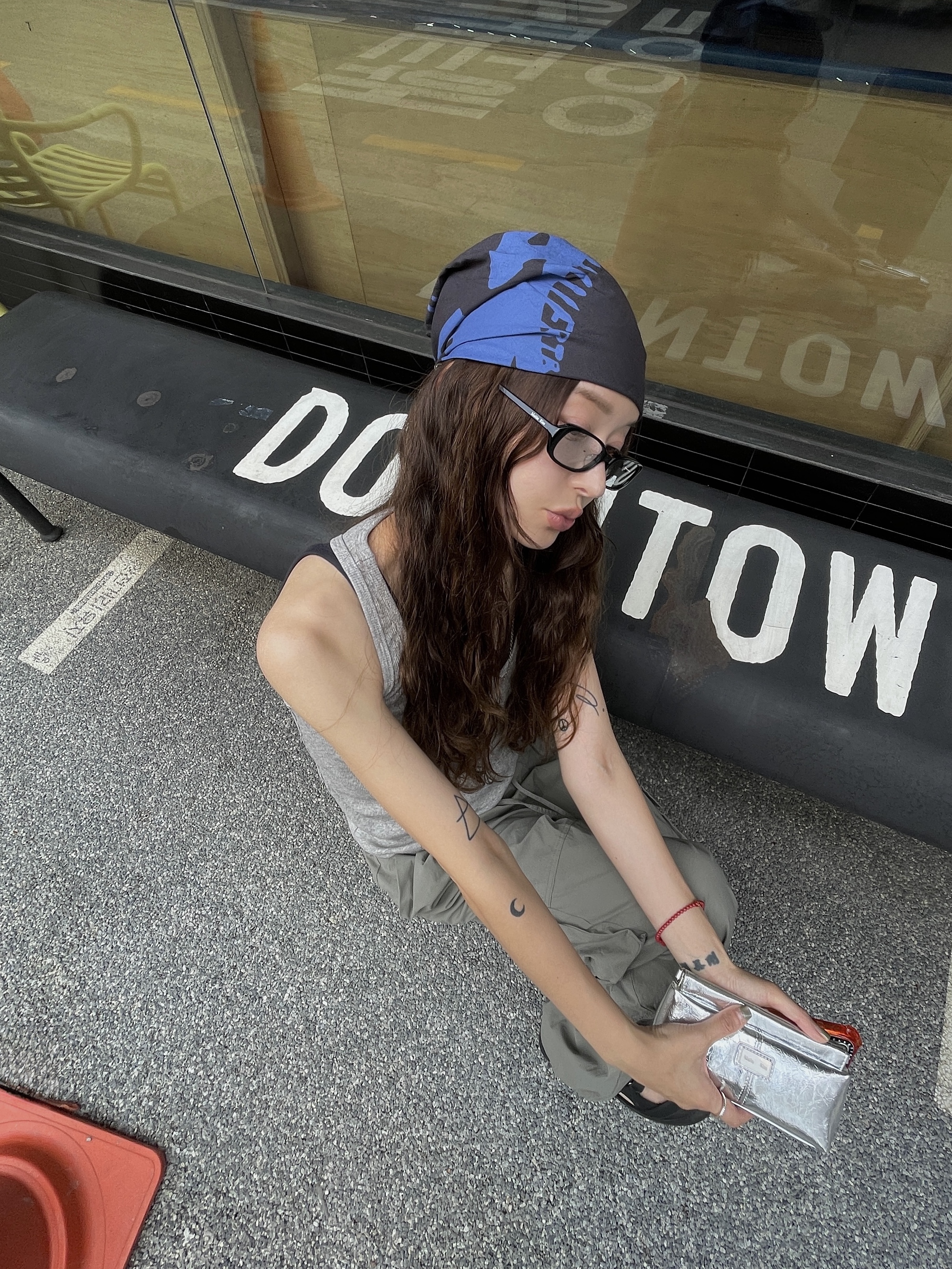Matin Kim Matin Soft Square Sunglasses Black, NegativeThree VERT ARC Sandals Black 착용 스타일 - 8