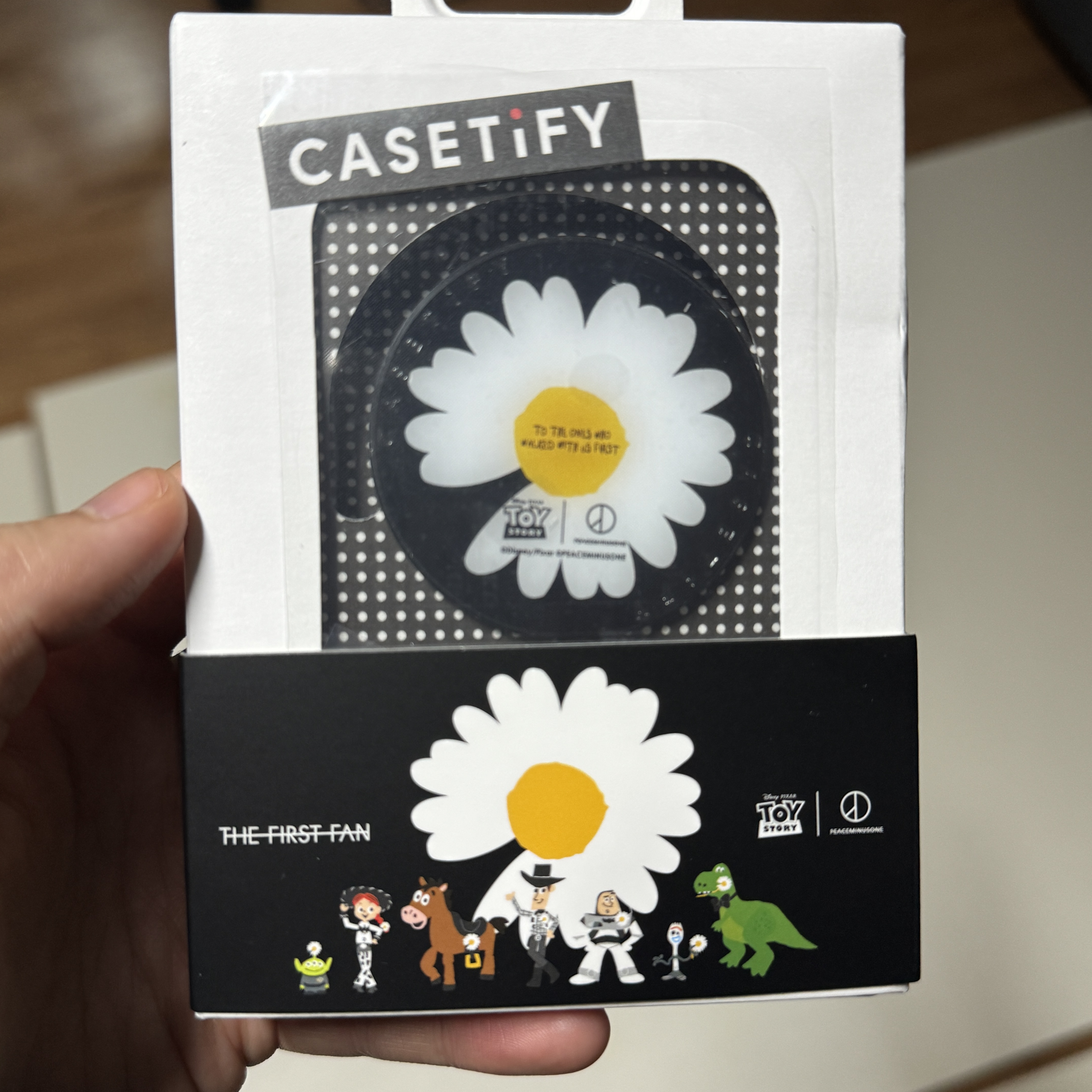 Casetify x Peaceminusone x Toy Story The First Fan Mirror Snappy Magsafe Grip Stand 착용 스타일