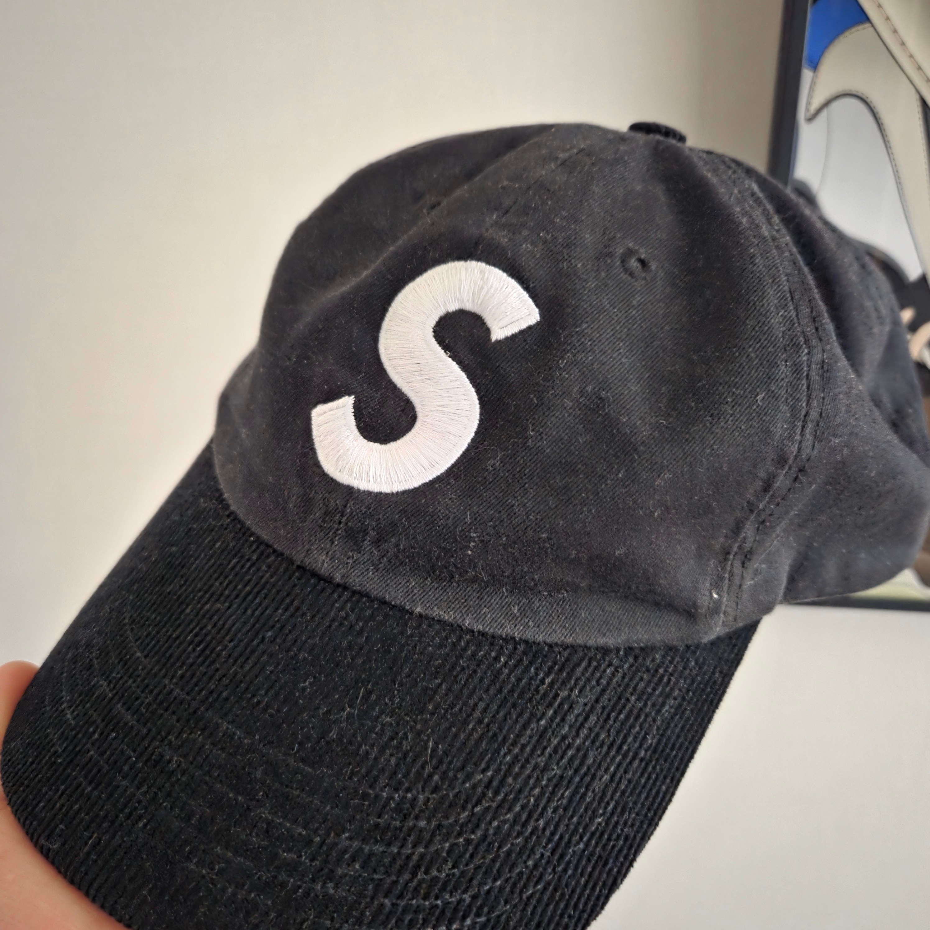 Supreme 2-Tone S Logo 6-Panel Black - 24SS 착용 스타일