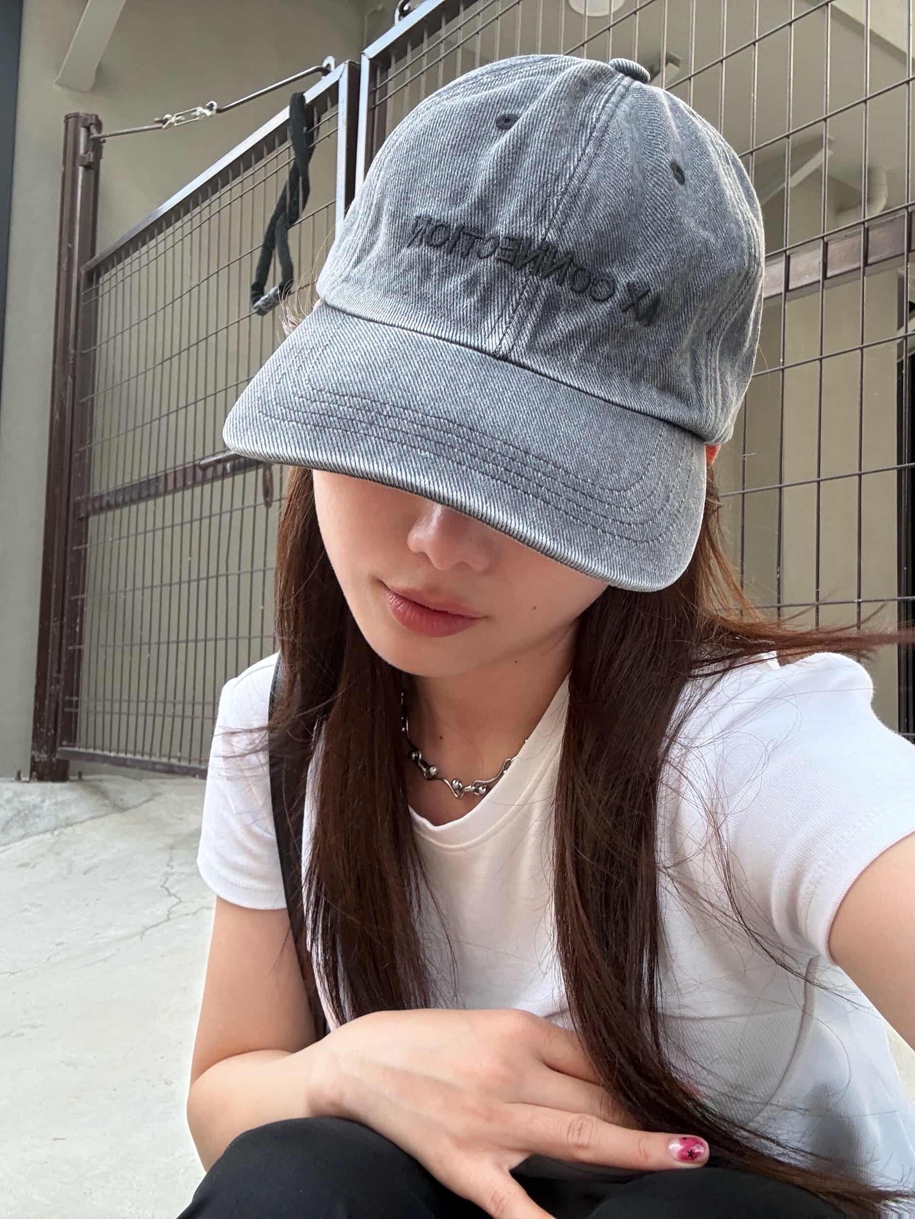 AX CONNECTION Logo Embroidered Cap Soft Grey 착용 스타일 - 2