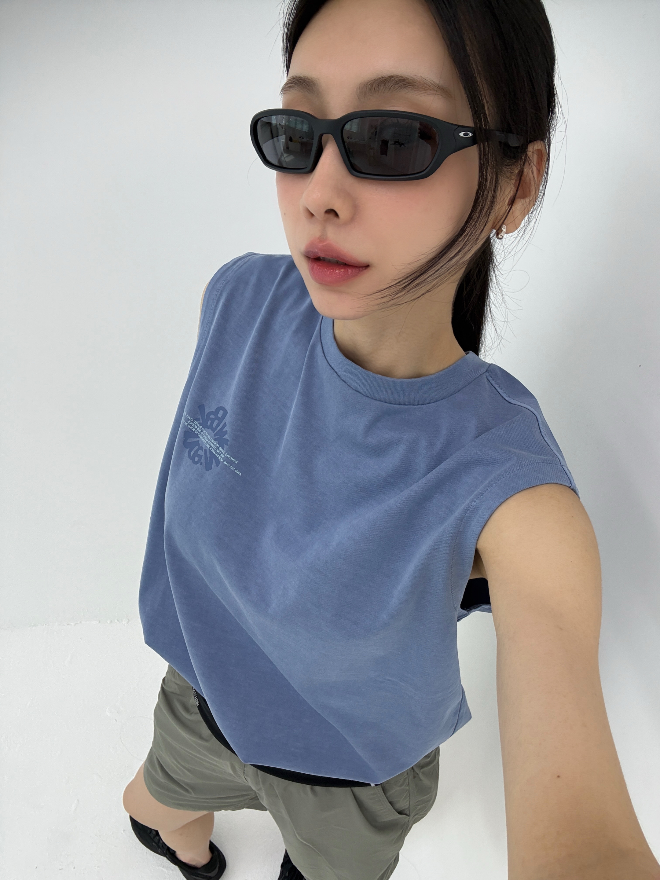 Oakley Terraforma Matte Black Prizm Grey 착용 스타일 - 4