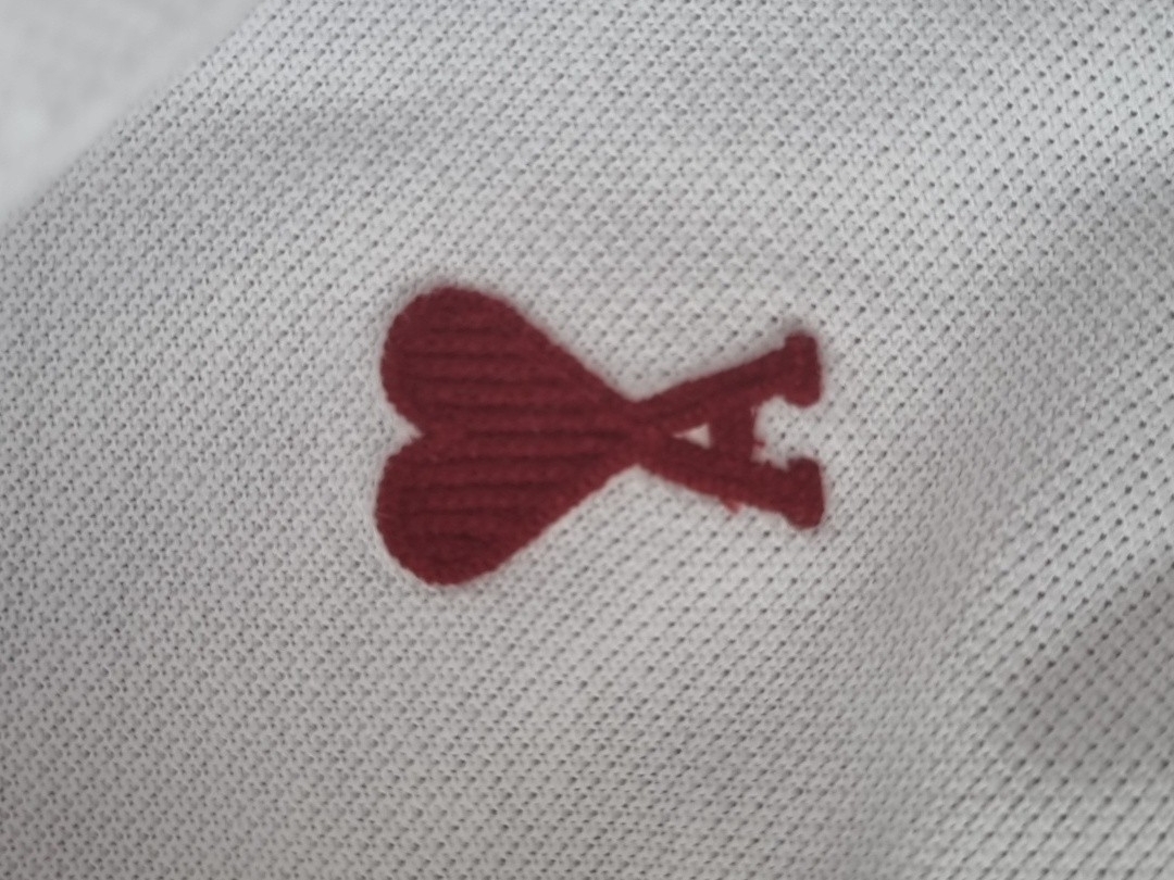 AMI de Coeur Polo Shirt White 착용 스타일 - 1