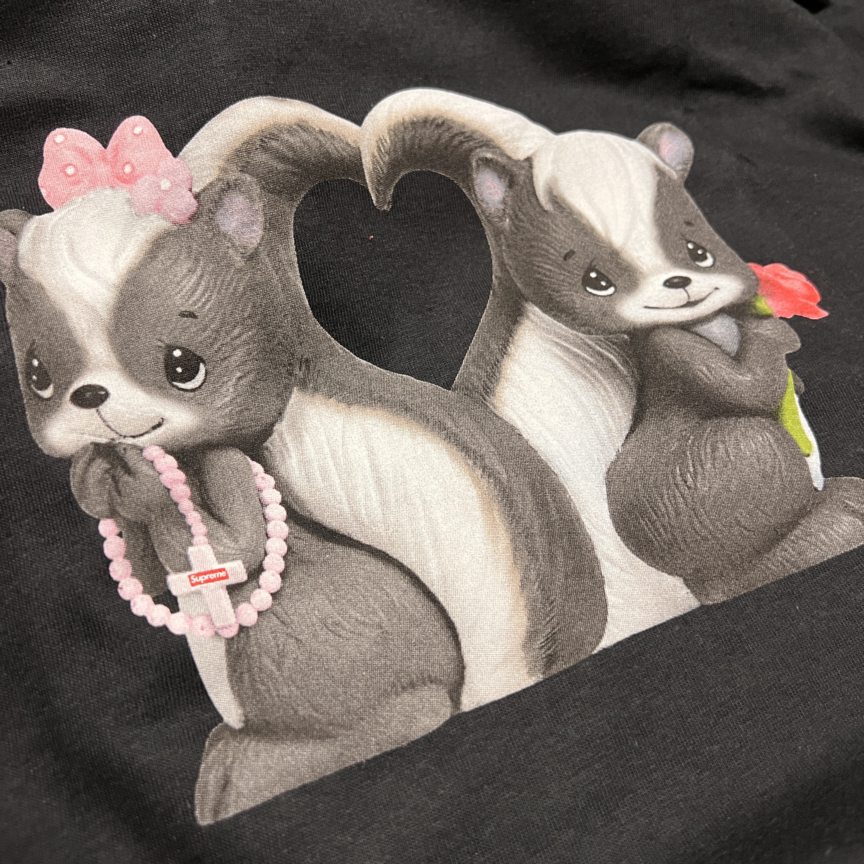 Supreme Skunk T-Shirt Black - 26SS 착용 스타일