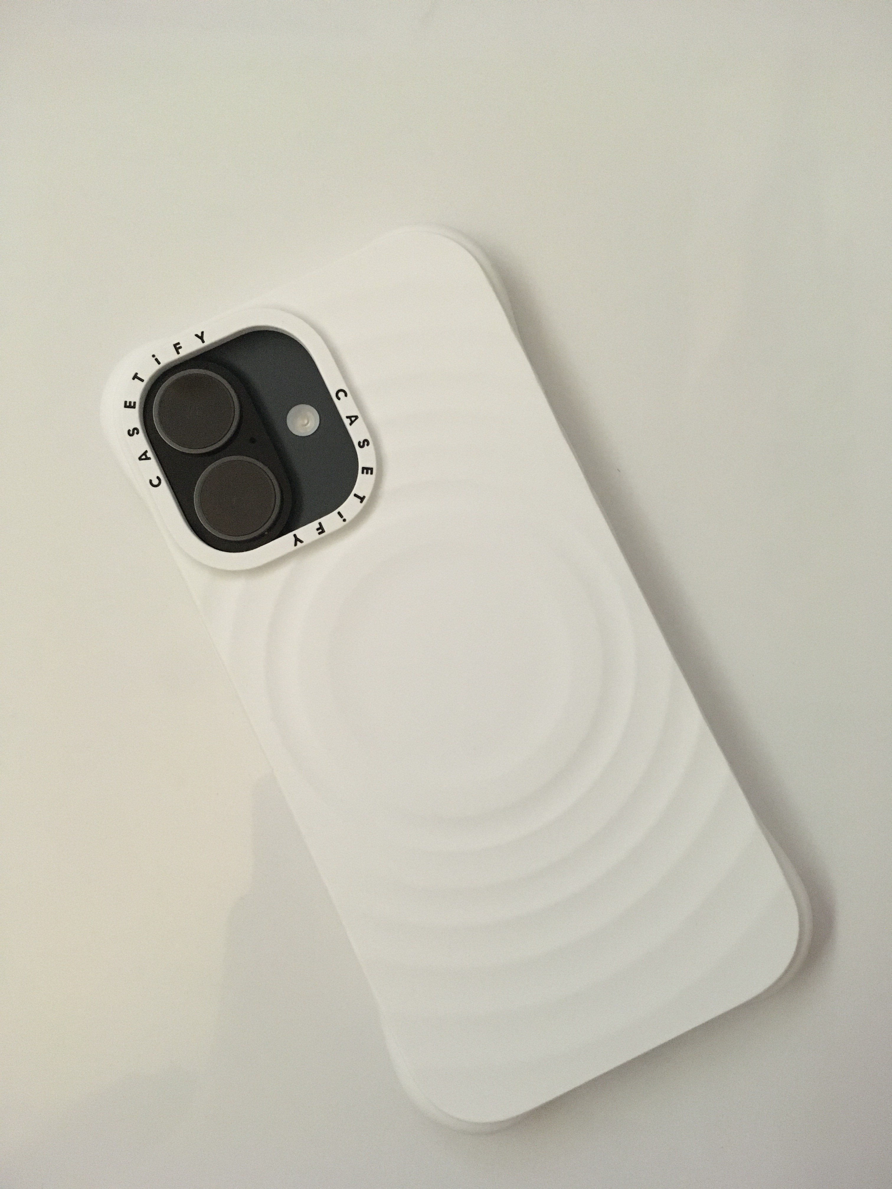 Casetify iPhone MagSafe Ripple Case White, Apple iPhone 17 256GB Black 착용 스타일 - 1