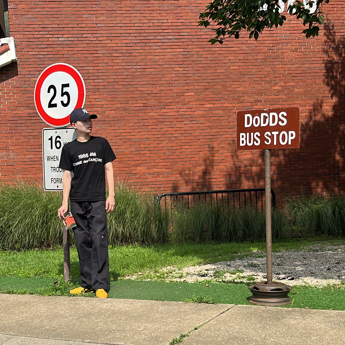 CDG 1986 Comme des Garcons T-Shirt Black, Dickies Loose Fit Double Knee Work Pants Black 착용 스타일