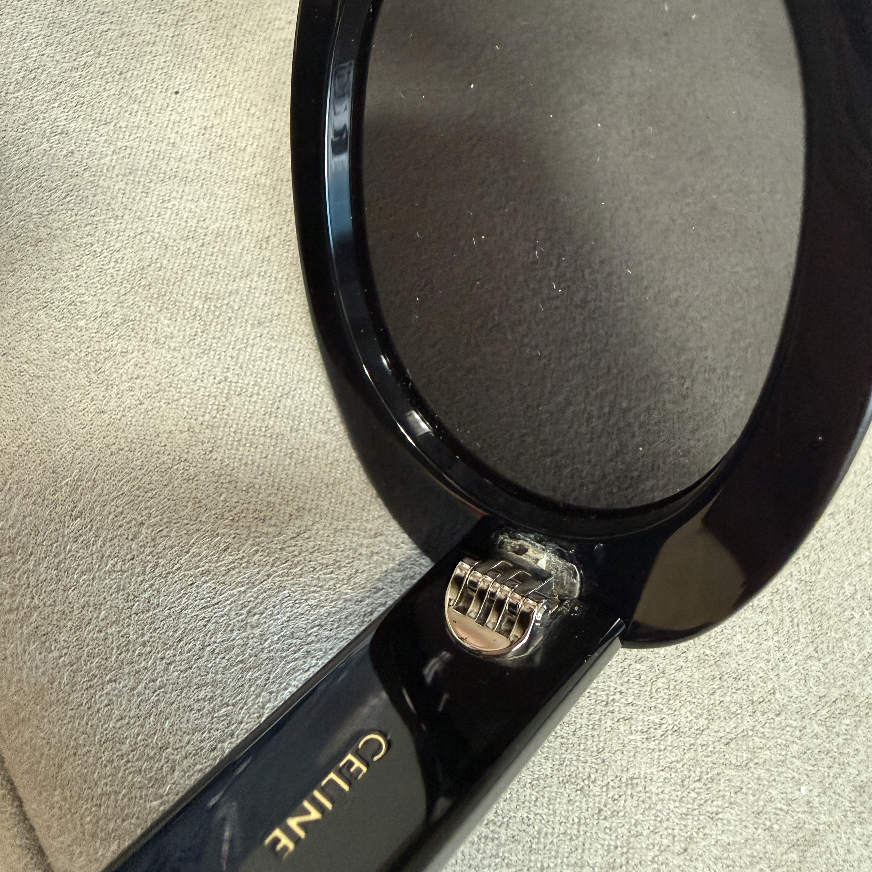 (W) Celine Triomphe 01 Sunglasses in Acetate Black 착용 스타일 - 2