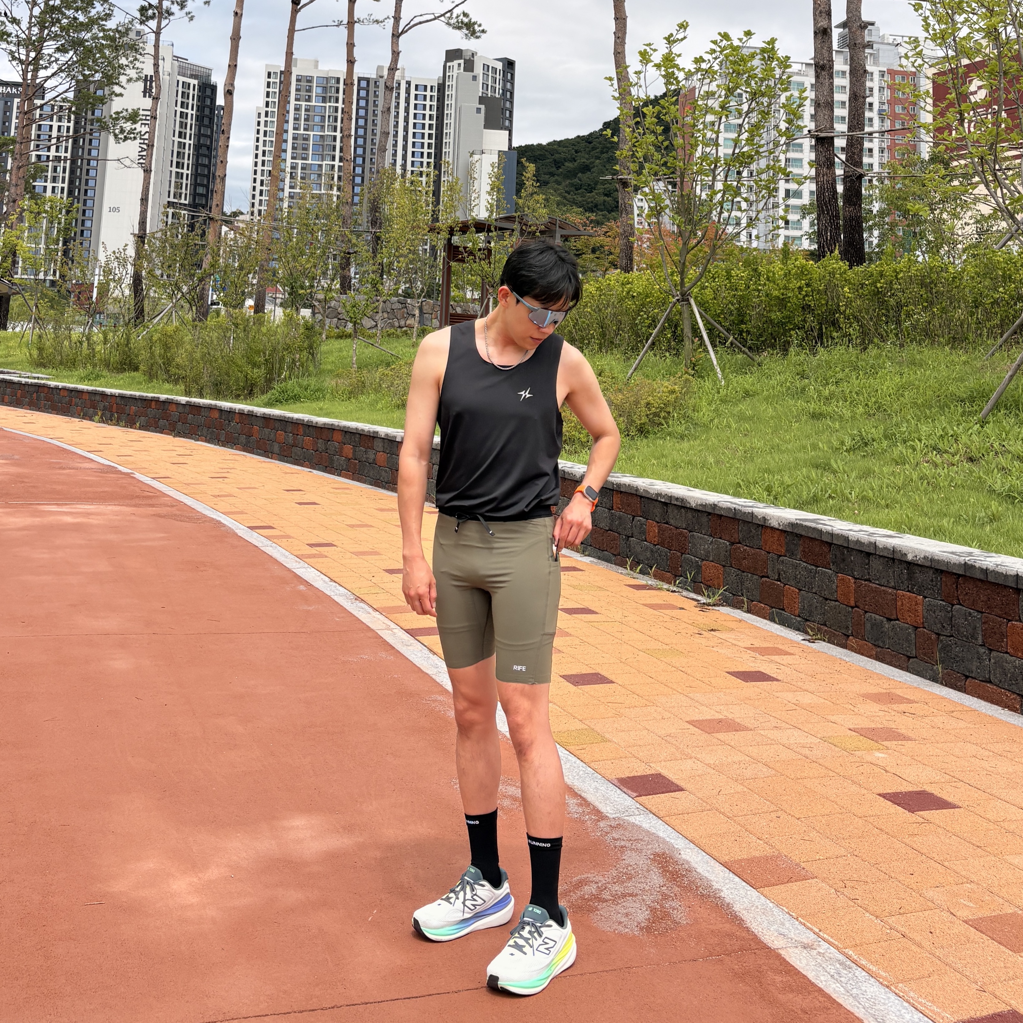 New Balance 1080v15 Reflection Graphite  - 2E Wide 착용 스타일 - 3