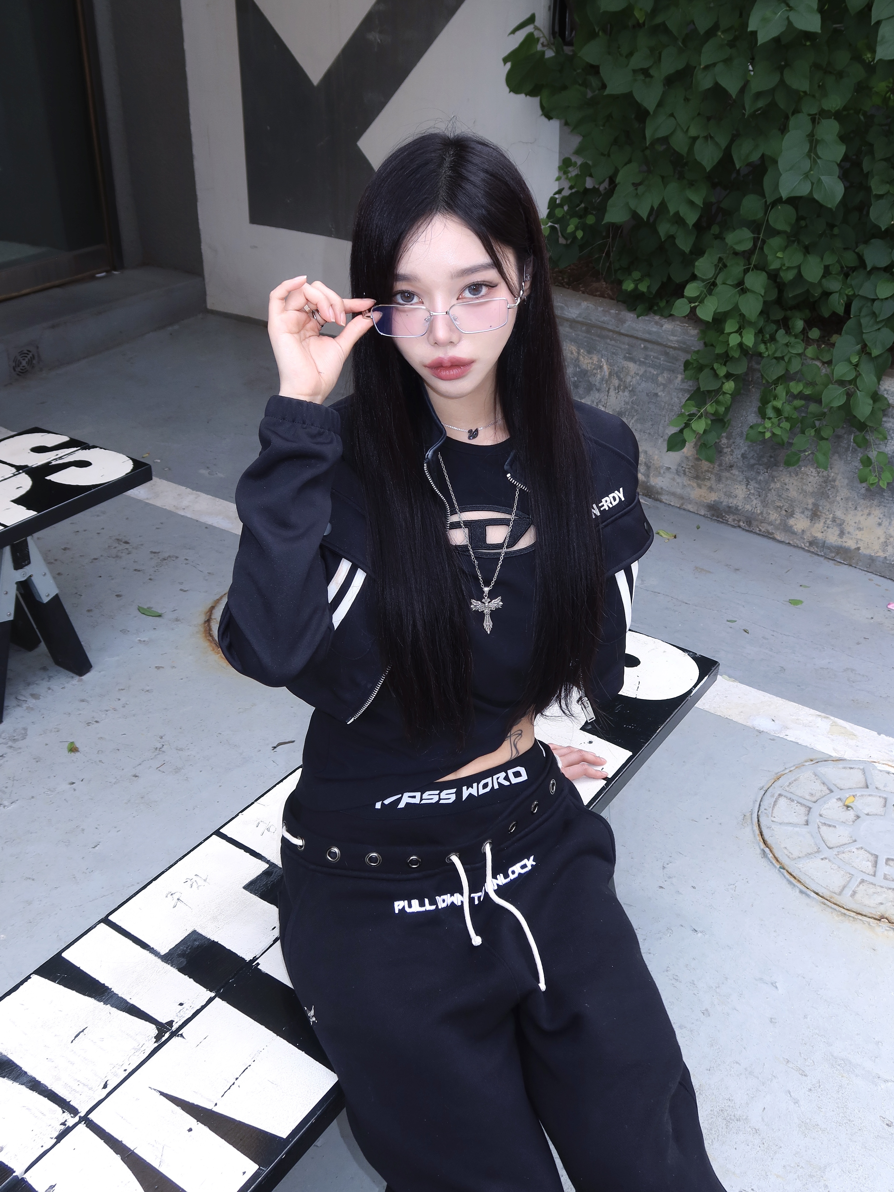 (W) Diesel T-Angie Peekaboo Logo T-Shirt Black 착용 스타일 - 2