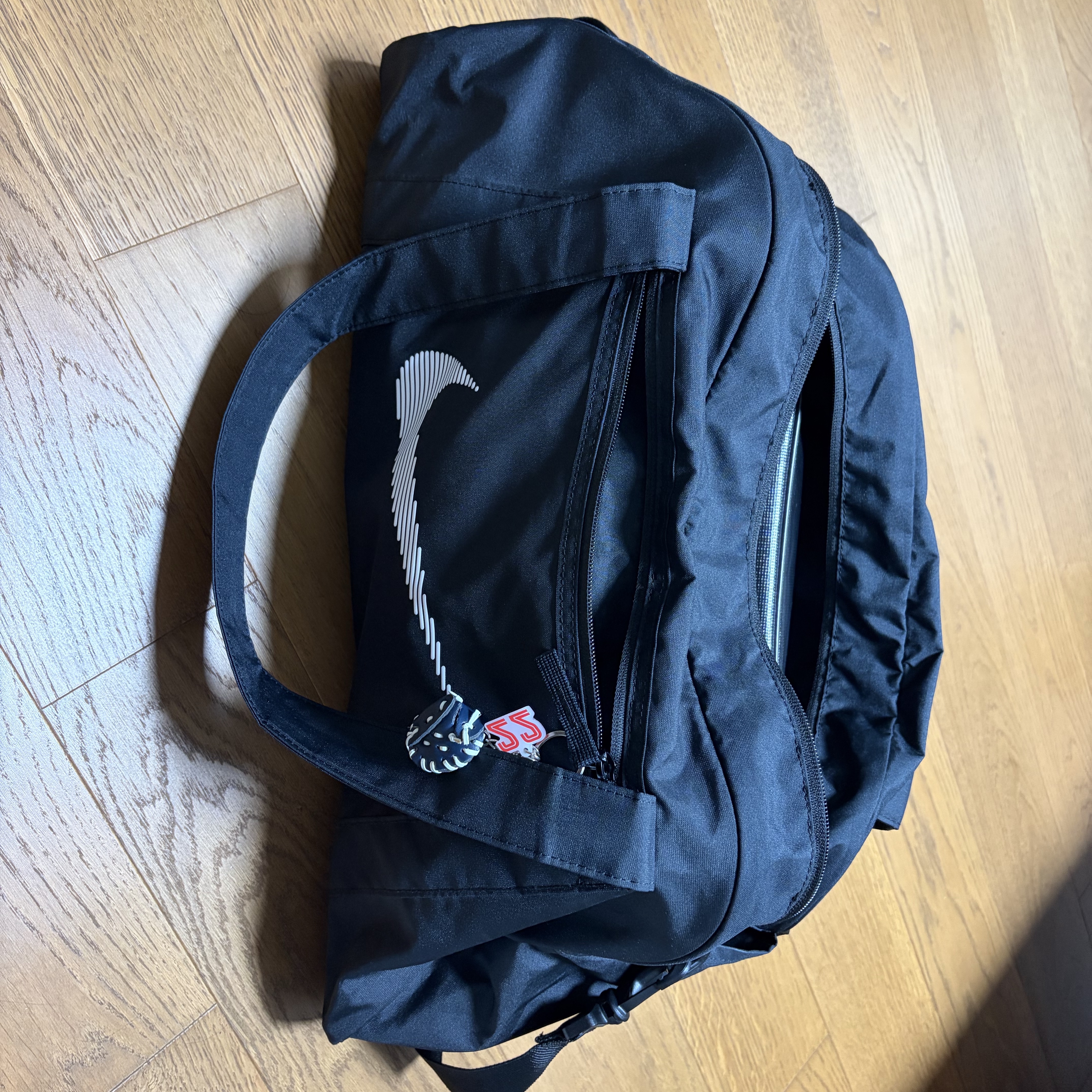 Nike Gym Club Duffle Bag 24L Black 착용 스타일