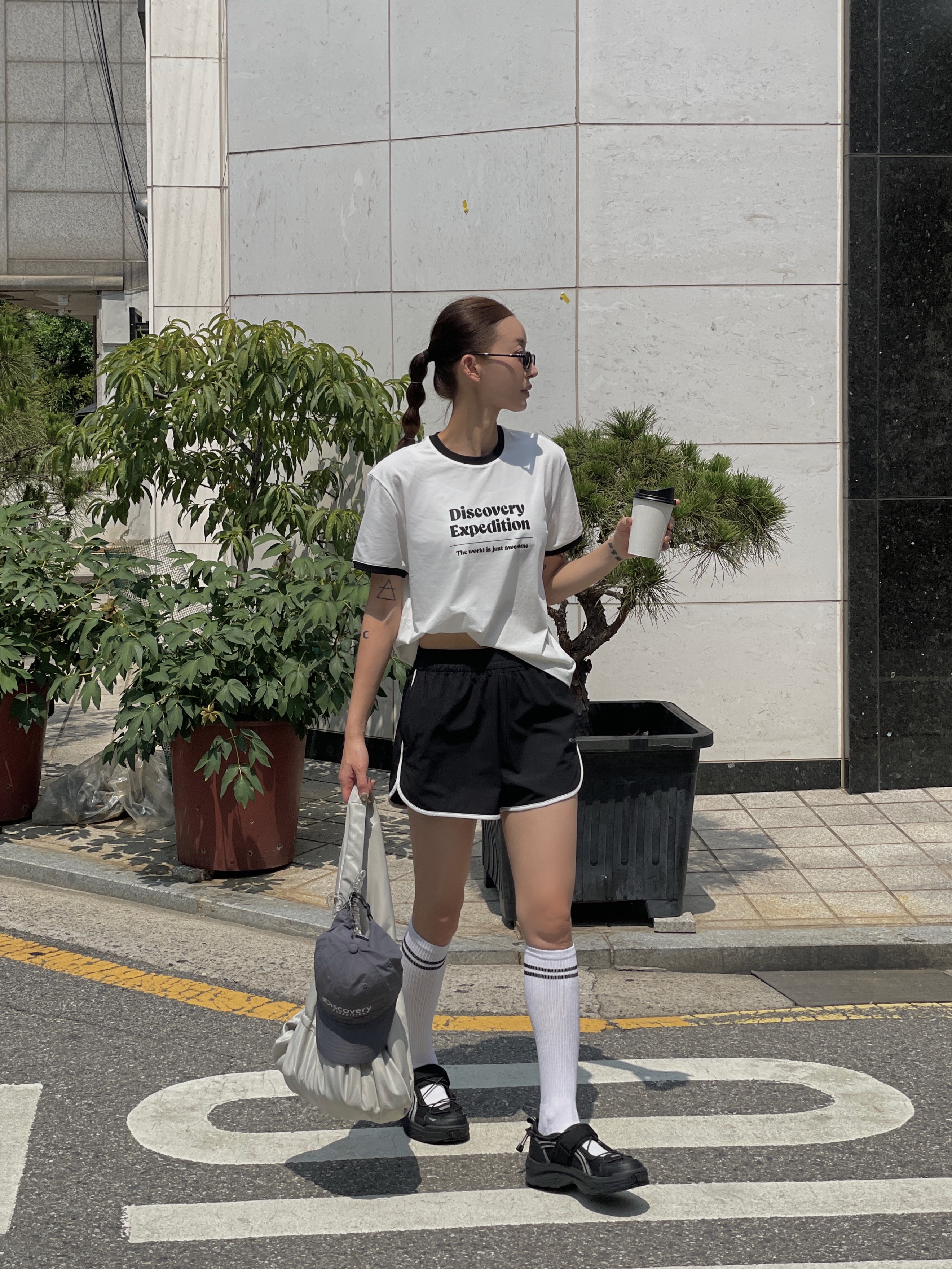 Castify x Matin Kim iPhone Paper Magsafe Compatible Mirror Case Silver Mirror Black Bumper, Maison Margiela Four Stitch iPhone 12 Mini case 착용 스타일 - 3